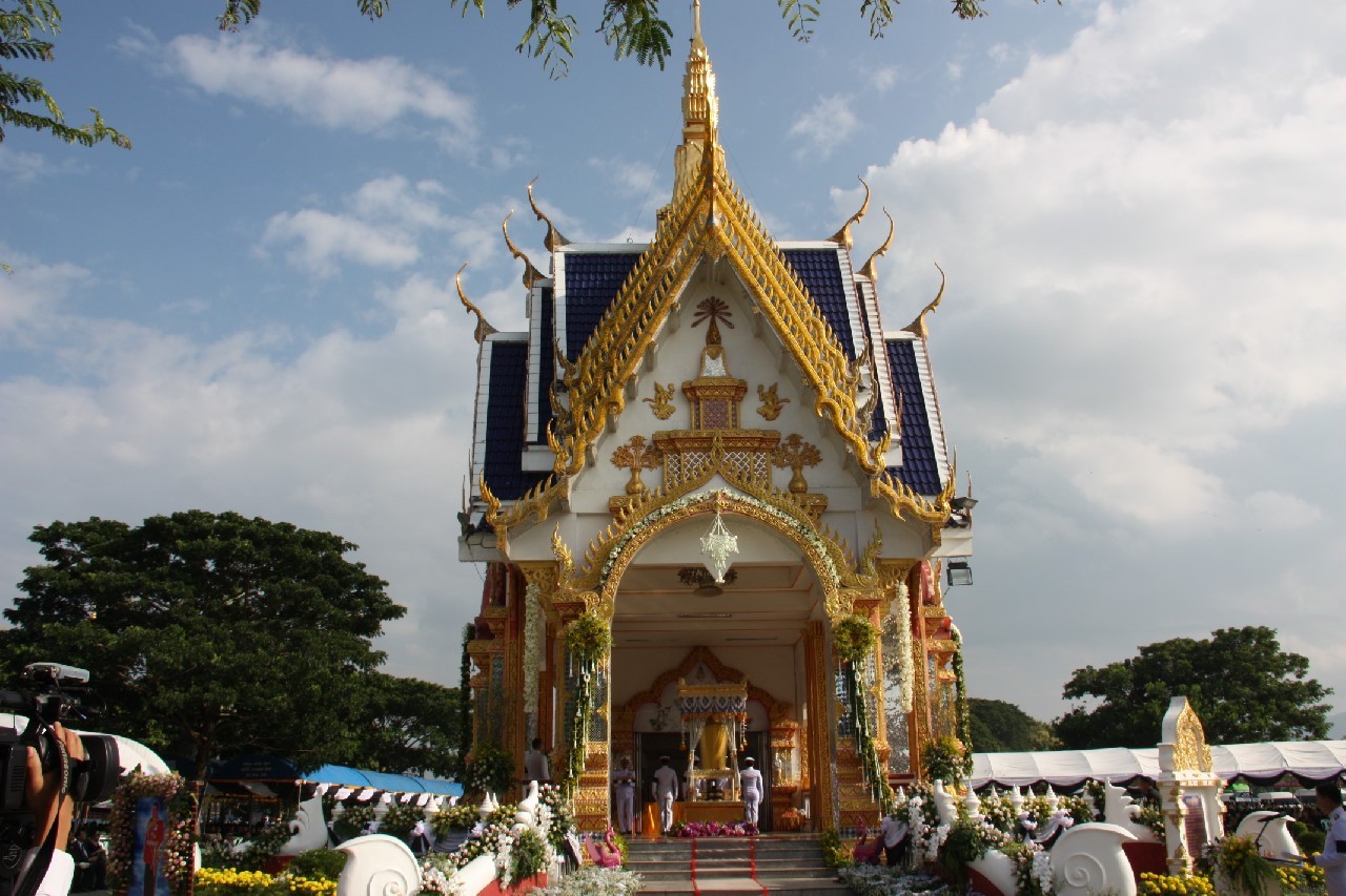 137 ปลัดกระทรวงกลาโหม พร้อมด้วยนายกสมาคมภริยาฯ ร่วมในพิธีพระราชทานเพลิงศพ ผู้บัญชาการกองพลทหารราบที่ 4 ณ ฌาปนสถานวัดลัฏฐิวัน อ.แม่ริม จ.เชียงใหม่