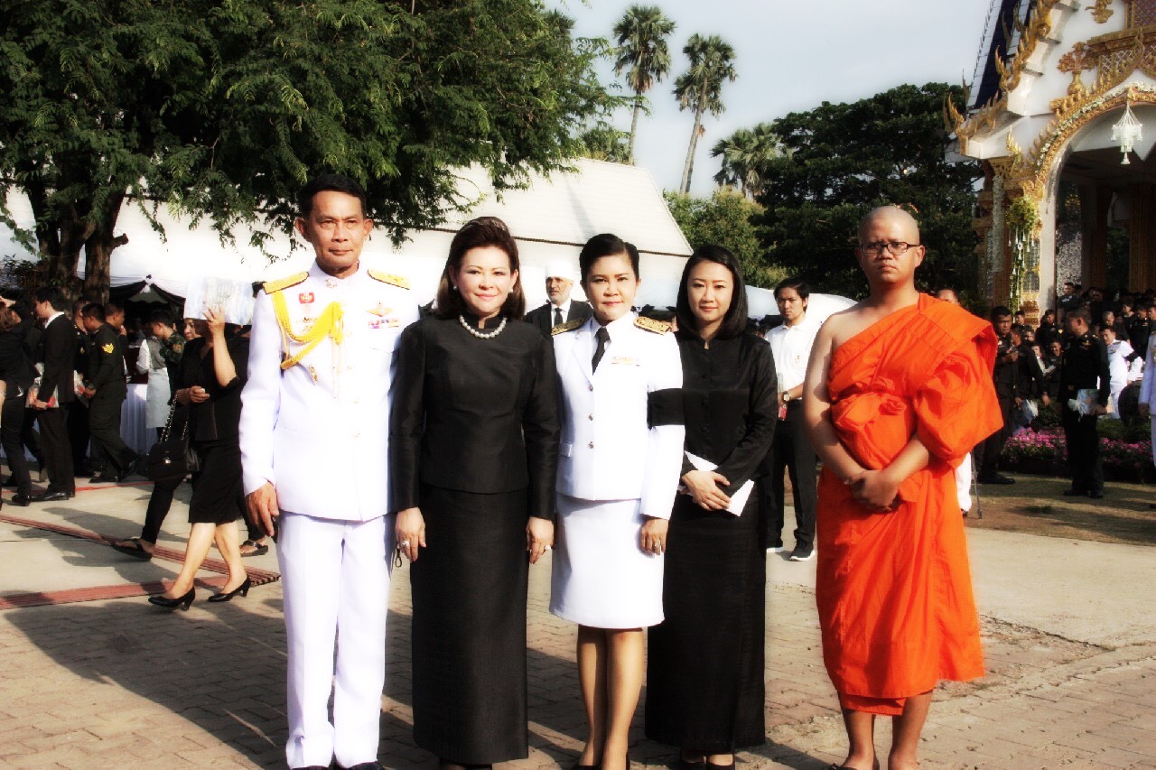 137 ปลัดกระทรวงกลาโหม พร้อมด้วยนายกสมาคมภริยาฯ ร่วมในพิธีพระราชทานเพลิงศพ ผู้บัญชาการกองพลทหารราบที่ 4 ณ ฌาปนสถานวัดลัฏฐิวัน อ.แม่ริม จ.เชียงใหม่