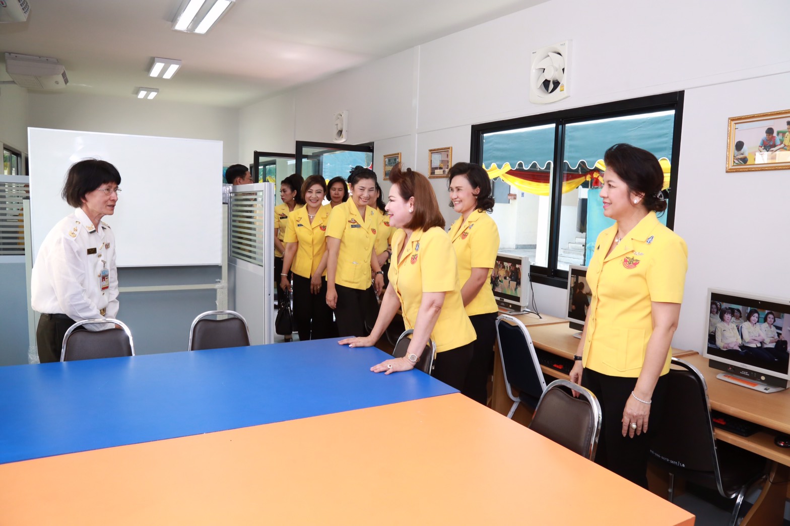 139 นายกสมาคมภริยาฯ มอบเครื่องคอมพิวเตอร์ให้ศูนย์การเรียนรู้ อาคารพักอาศัยพื้นที่ถนนแจ้งวัฒนะ(อาคารนายทหารชั้นประทวน), อาคารพักอาศัยพื้นที่ถนนแจ้งวัฒนะ(อาคารนายทหารสัญญาบัตร) และอาคารพักอาศัยพื้นที่แขวงบางจาก
