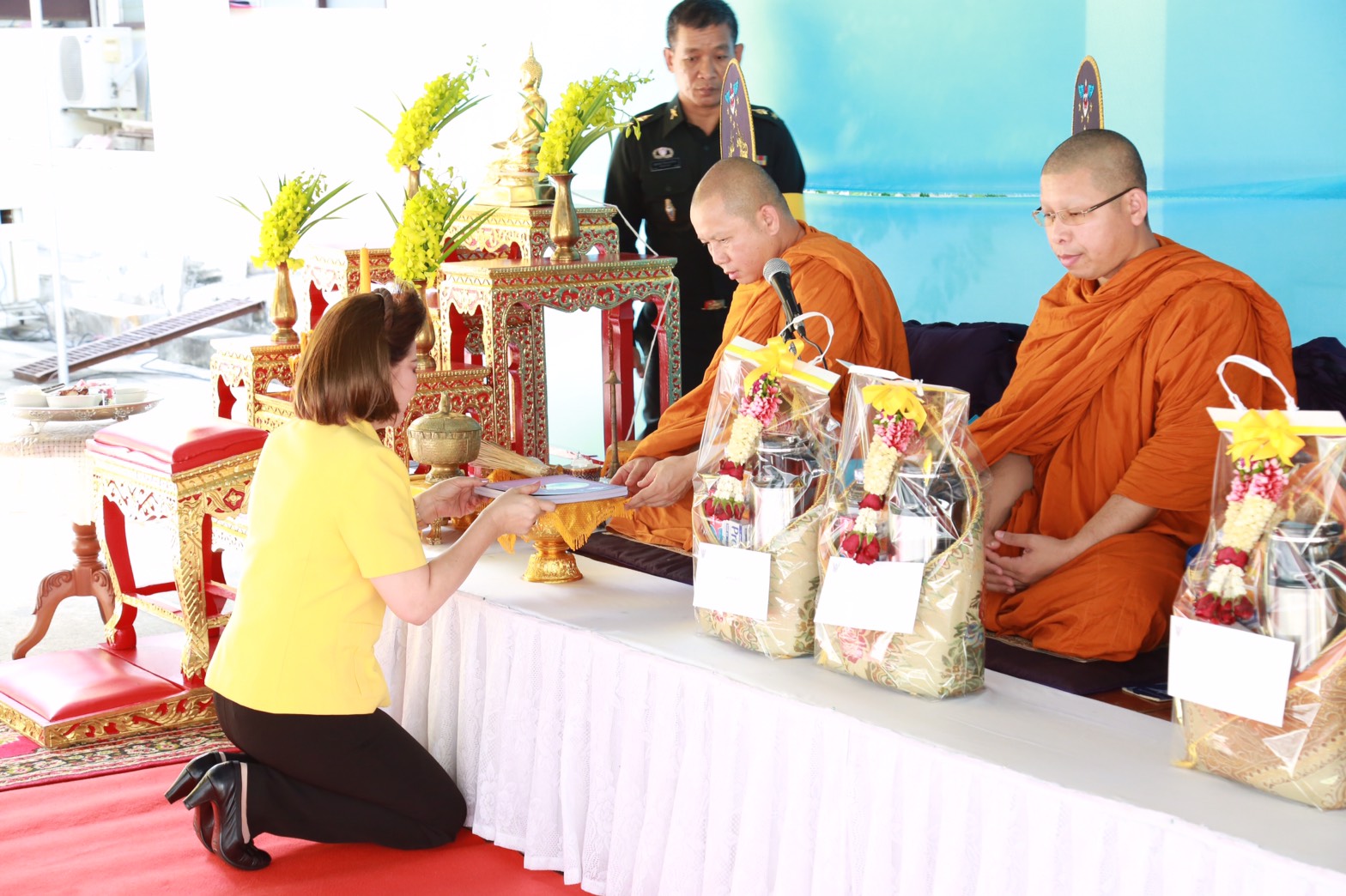 139 นายกสมาคมภริยาฯ มอบเครื่องคอมพิวเตอร์ให้ศูนย์การเรียนรู้ อาคารพักอาศัยพื้นที่ถนนแจ้งวัฒนะ(อาคารนายทหารชั้นประทวน), อาคารพักอาศัยพื้นที่ถนนแจ้งวัฒนะ(อาคารนายทหารสัญญาบัตร) และอาคารพักอาศัยพื้นที่แขวงบางจาก