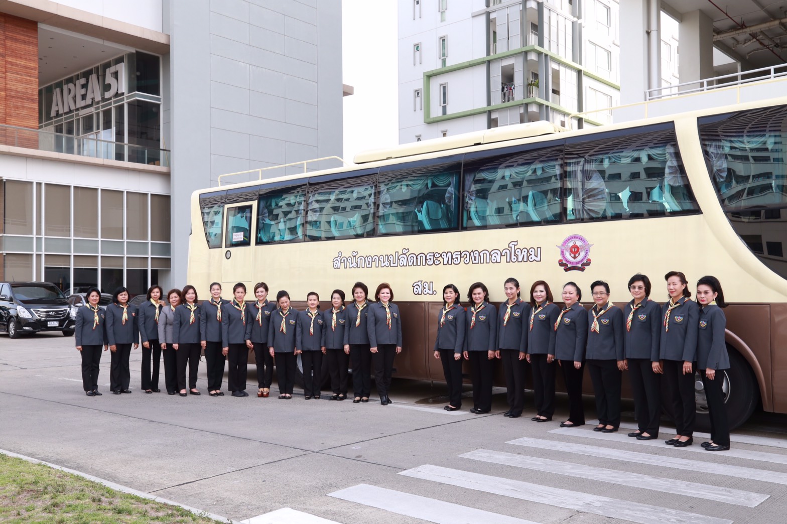 140 นายกสมาคมภริยาฯ นำคณะกรรมการสมาคมภริยาฯเข้าตรวจเยี่ยมโครงการ 4+1 ของสมาคมภริยาฯ ของ ศูนย์อำนวยการสร้างอาวุธ ศูนย์การอุตสาหกรรมป้องกันประเทศและพลังงานทหาร จังหวัดลพบุรี