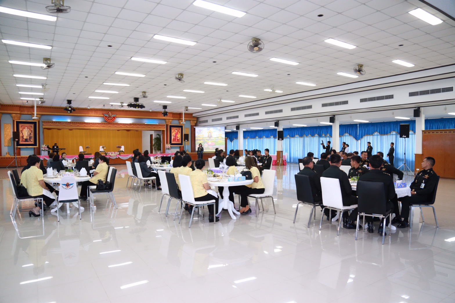 140 นายกสมาคมภริยาฯ นำคณะกรรมการสมาคมภริยาฯเข้าตรวจเยี่ยมโครงการ 4+1 ของสมาคมภริยาฯ ของ ศูนย์อำนวยการสร้างอาวุธ ศูนย์การอุตสาหกรรมป้องกันประเทศและพลังงานทหาร จังหวัดลพบุรี