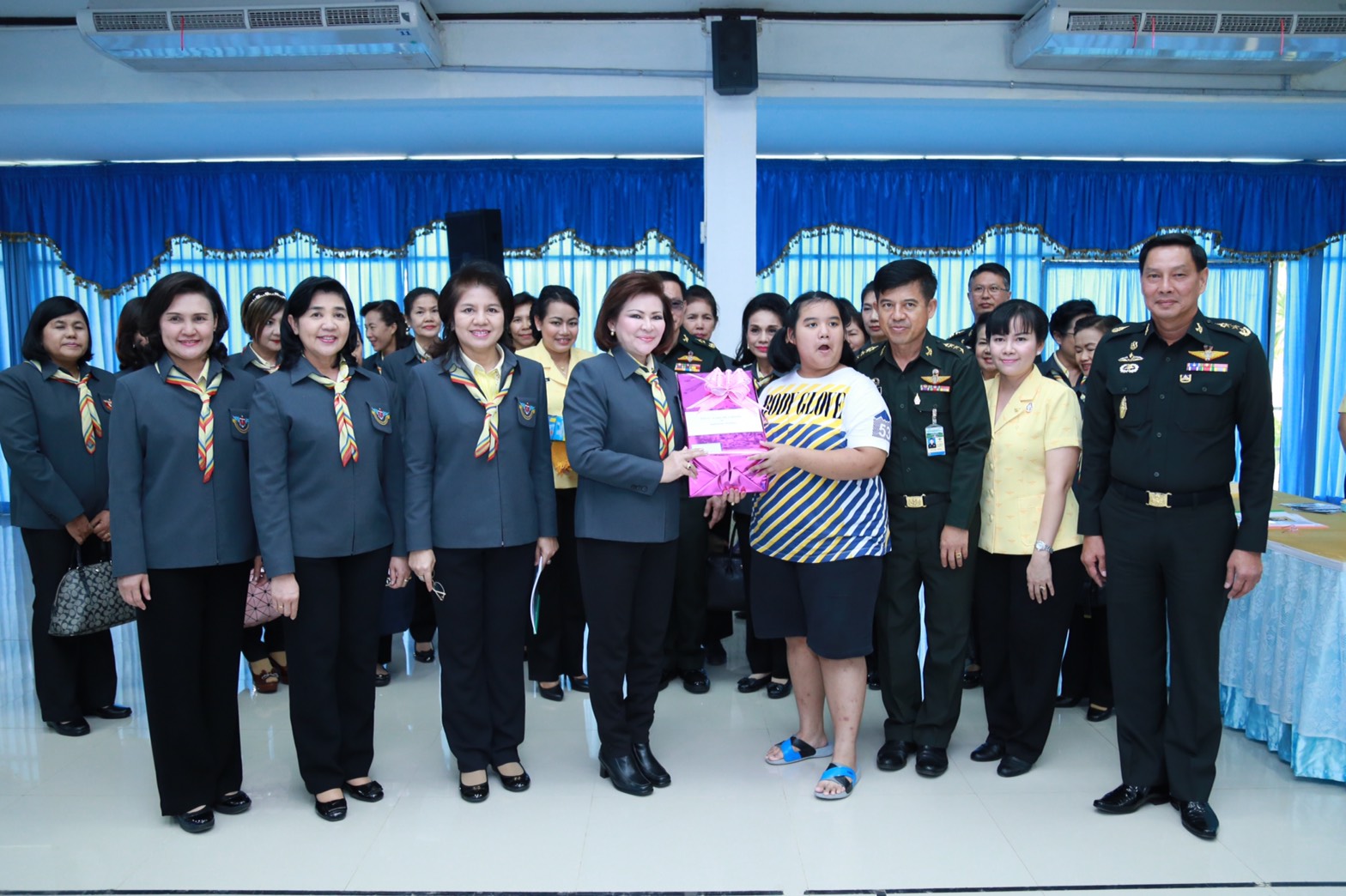 141 นายกสมาคมภริยาฯ นำคณะกรรมการสมาคมภริยาฯ เข้าเยี่ยมโครงการสานรัก สานฝัน รางวัลแด่น้อง ของ ศูนย์อำนวยการสร้างอาวุธ จังหวัดลพบุรี