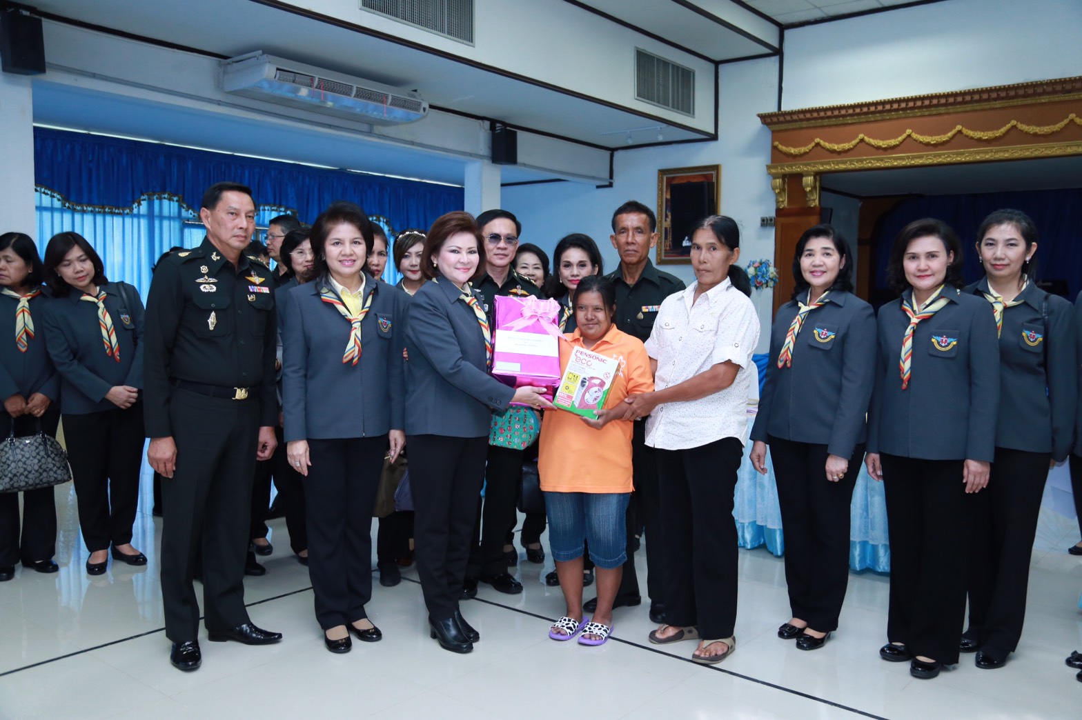 141 นายกสมาคมภริยาฯ นำคณะกรรมการสมาคมภริยาฯ เข้าเยี่ยมโครงการสานรัก สานฝัน รางวัลแด่น้อง ของ ศูนย์อำนวยการสร้างอาวุธ จังหวัดลพบุรี
