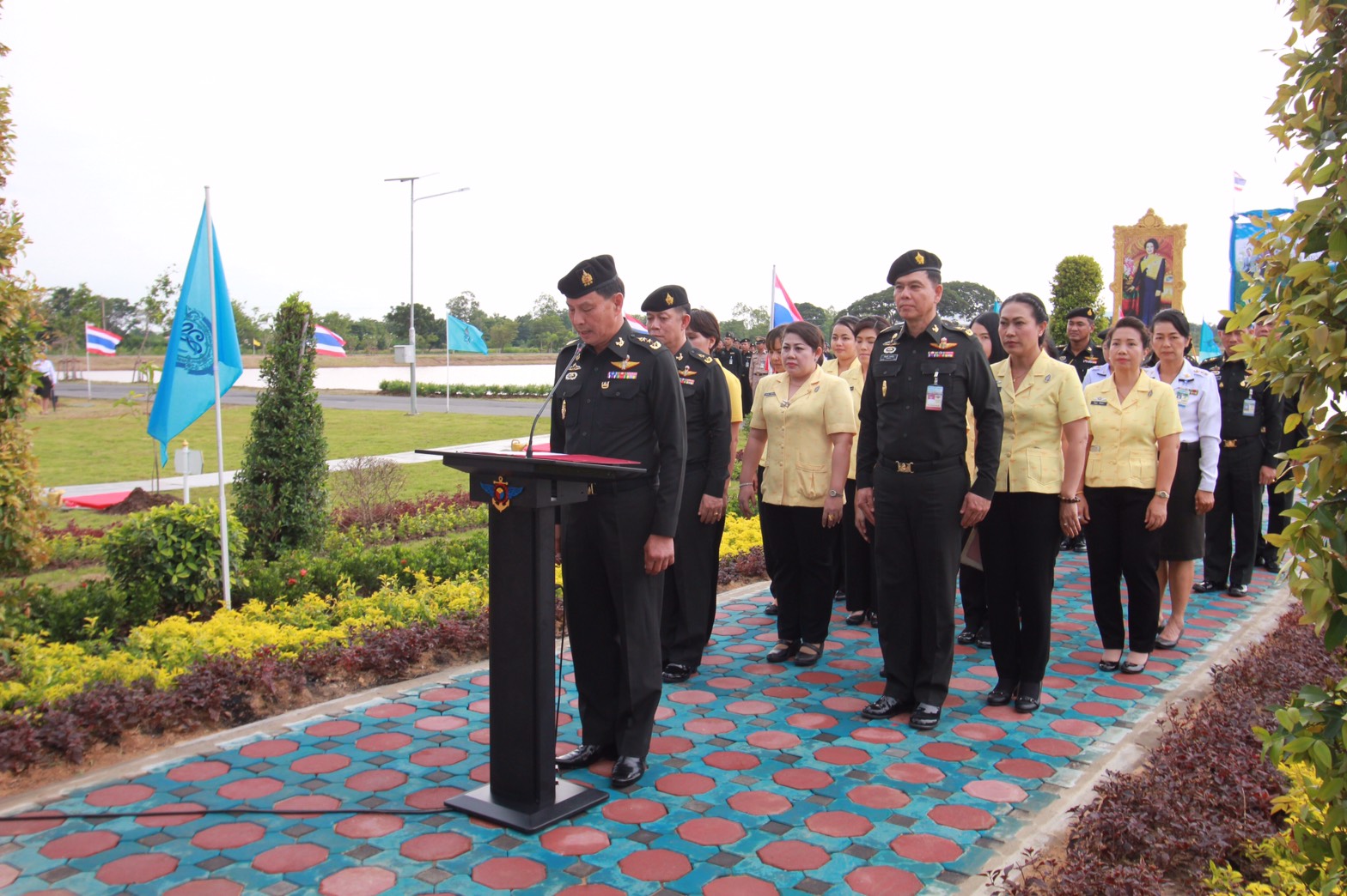 143 นายกสมาคมภริยาฯ นำคณะกรรมการสมาคมภริยาฯ ร่วมปลูกป่าเฉลิมพระเกียรติ สมเด็จพระนางเจ้าฯ พระบรมราชินีนาถ ในศูนย์อำนวยการสร้างอาวุธ จังหวัดลพบุรี