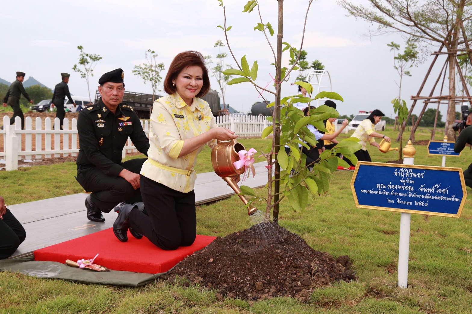 143 นายกสมาคมภริยาฯ นำคณะกรรมการสมาคมภริยาฯ ร่วมปลูกป่าเฉลิมพระเกียรติ สมเด็จพระนางเจ้าฯ พระบรมราชินีนาถ ในศูนย์อำนวยการสร้างอาวุธ จังหวัดลพบุรี