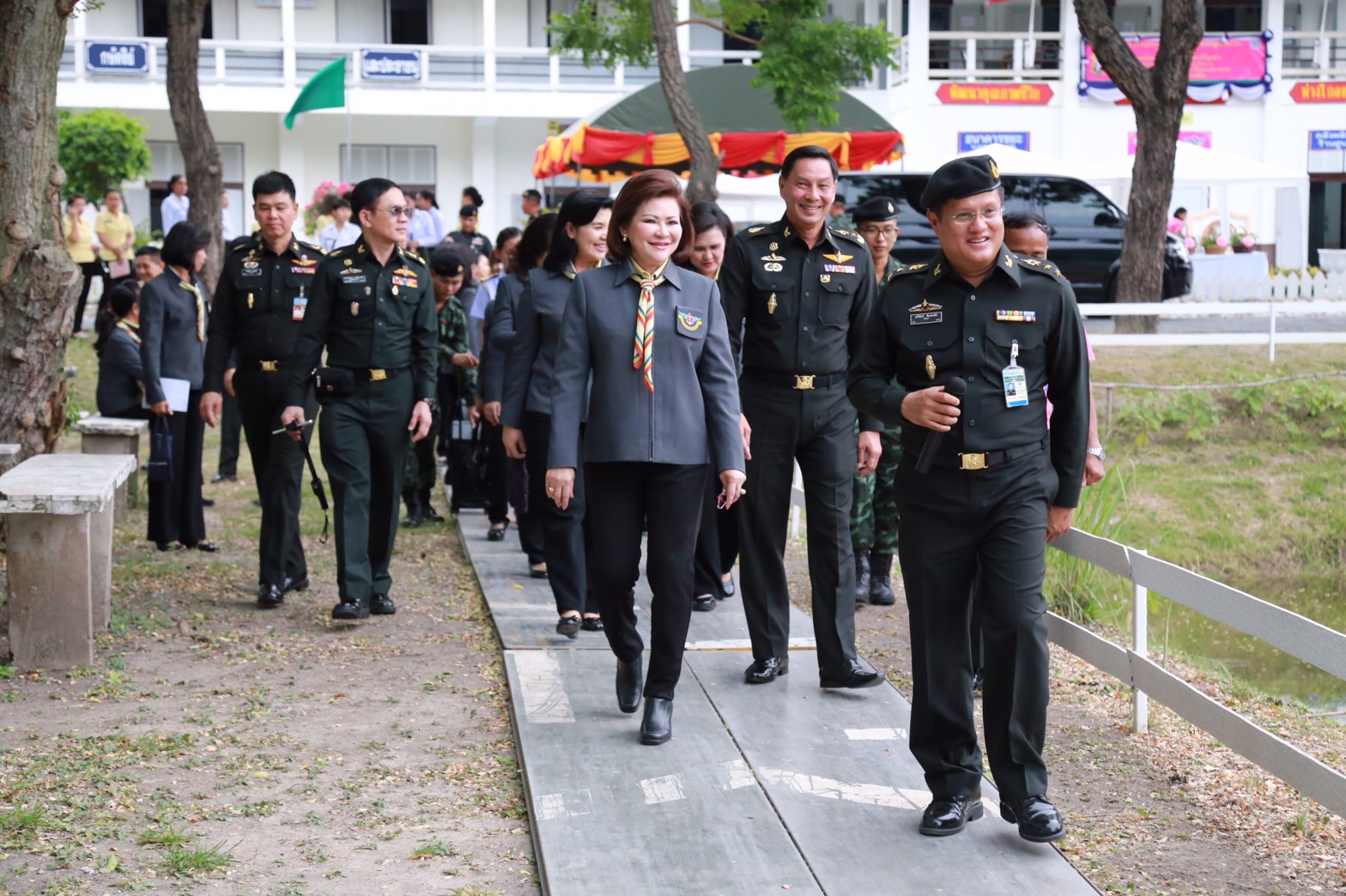 144 นายกสมาคมภริยาฯ นำคณะกรรมการสมาคมภริยาฯ เยี่ยมโครงการตามแนวพระราชดำริ พื้นที่การเรียนรู้เศรษฐกิจพอเพียง ของศูนย์อำนวยการสร้างอาวุธ จังหวัดลพบุรี