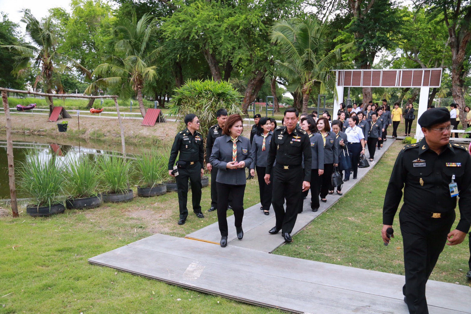 144 นายกสมาคมภริยาฯ นำคณะกรรมการสมาคมภริยาฯ เยี่ยมโครงการตามแนวพระราชดำริ พื้นที่การเรียนรู้เศรษฐกิจพอเพียง ของศูนย์อำนวยการสร้างอาวุธ จังหวัดลพบุรี