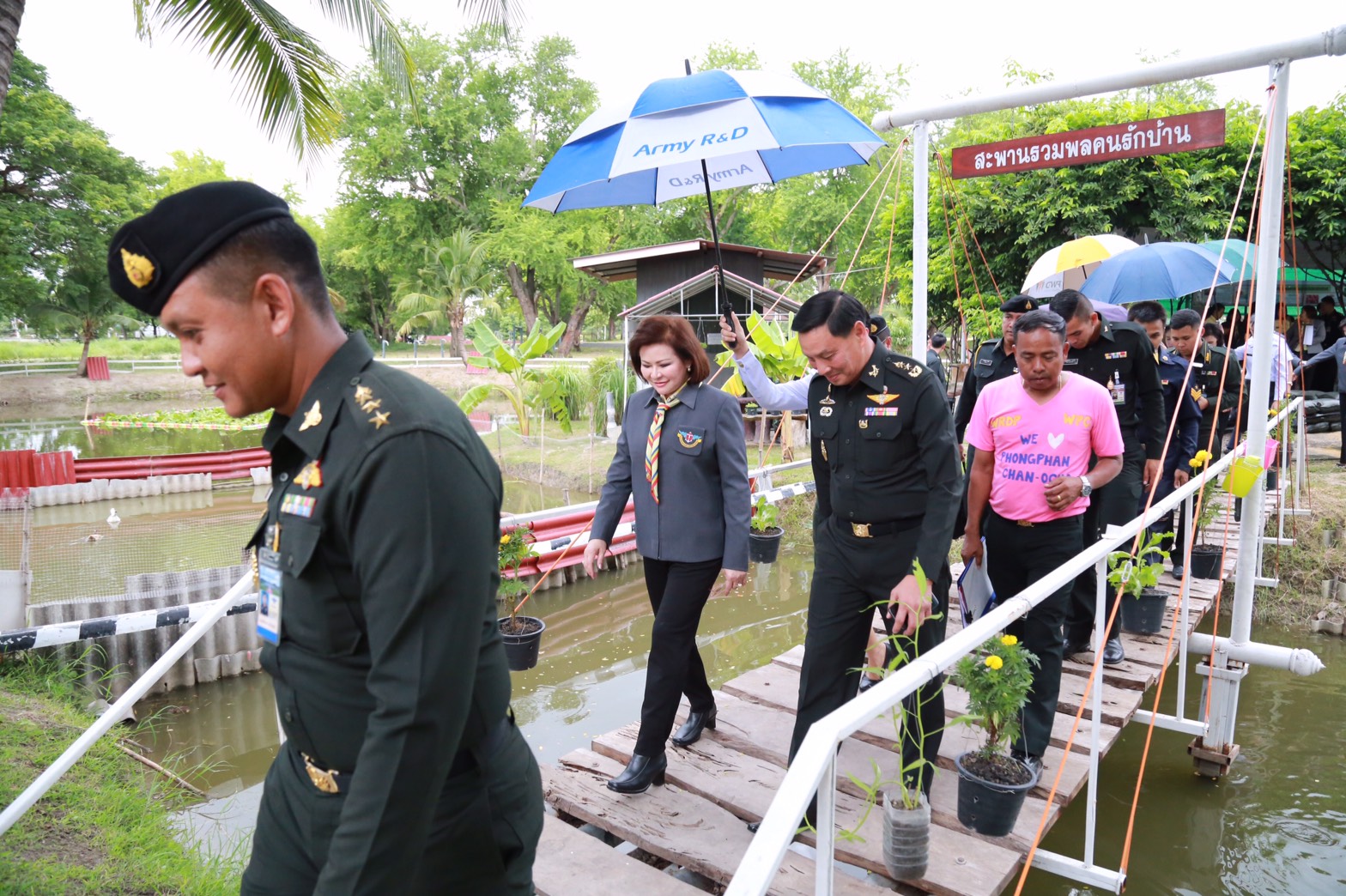 144 นายกสมาคมภริยาฯ นำคณะกรรมการสมาคมภริยาฯ เยี่ยมโครงการตามแนวพระราชดำริ พื้นที่การเรียนรู้เศรษฐกิจพอเพียง ของศูนย์อำนวยการสร้างอาวุธ จังหวัดลพบุรี