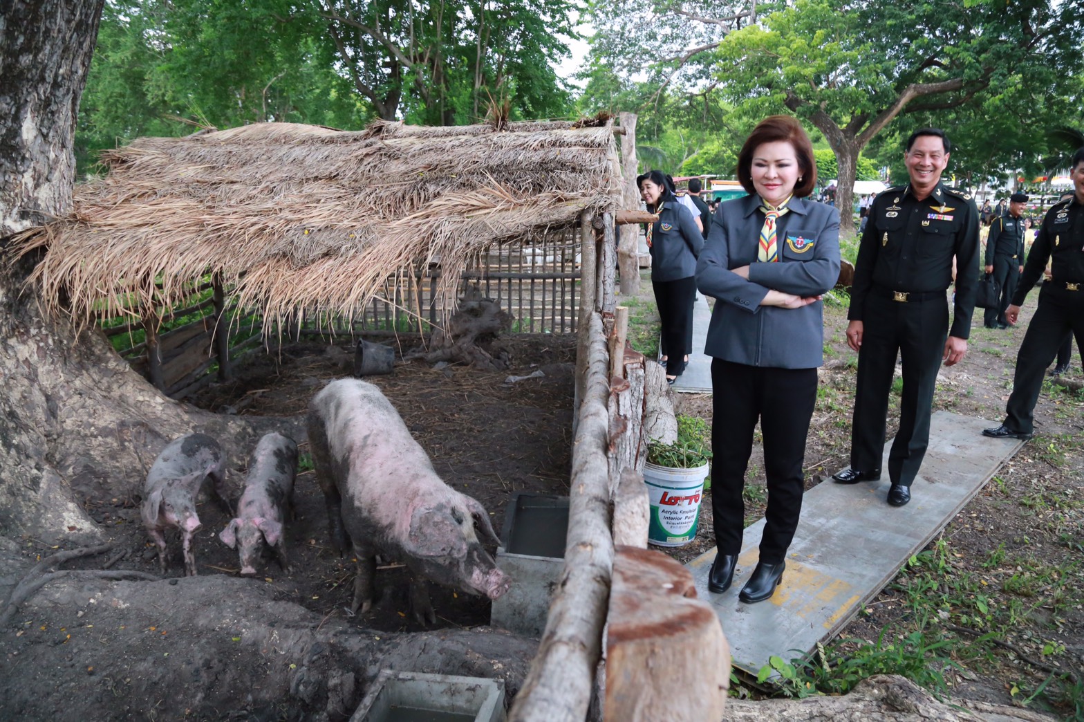 144 นายกสมาคมภริยาฯ นำคณะกรรมการสมาคมภริยาฯ เยี่ยมโครงการตามแนวพระราชดำริ พื้นที่การเรียนรู้เศรษฐกิจพอเพียง ของศูนย์อำนวยการสร้างอาวุธ จังหวัดลพบุรี