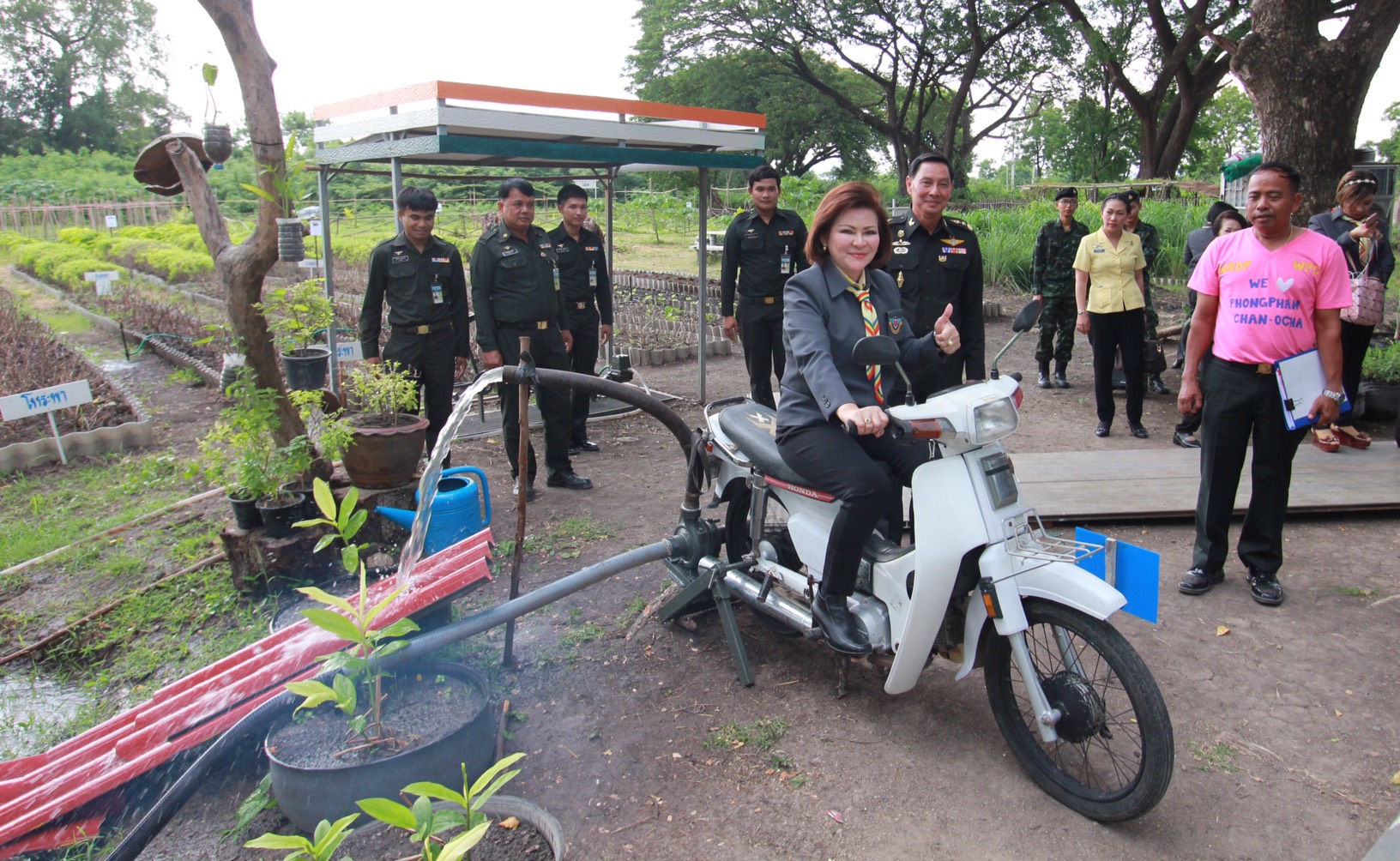 144 นายกสมาคมภริยาฯ นำคณะกรรมการสมาคมภริยาฯ เยี่ยมโครงการตามแนวพระราชดำริ พื้นที่การเรียนรู้เศรษฐกิจพอเพียง ของศูนย์อำนวยการสร้างอาวุธ จังหวัดลพบุรี