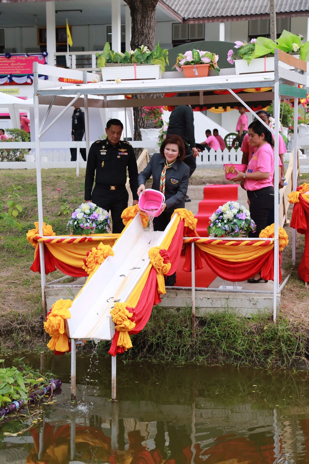 144 นายกสมาคมภริยาฯ นำคณะกรรมการสมาคมภริยาฯ เยี่ยมโครงการตามแนวพระราชดำริ พื้นที่การเรียนรู้เศรษฐกิจพอเพียง ของศูนย์อำนวยการสร้างอาวุธ จังหวัดลพบุรี