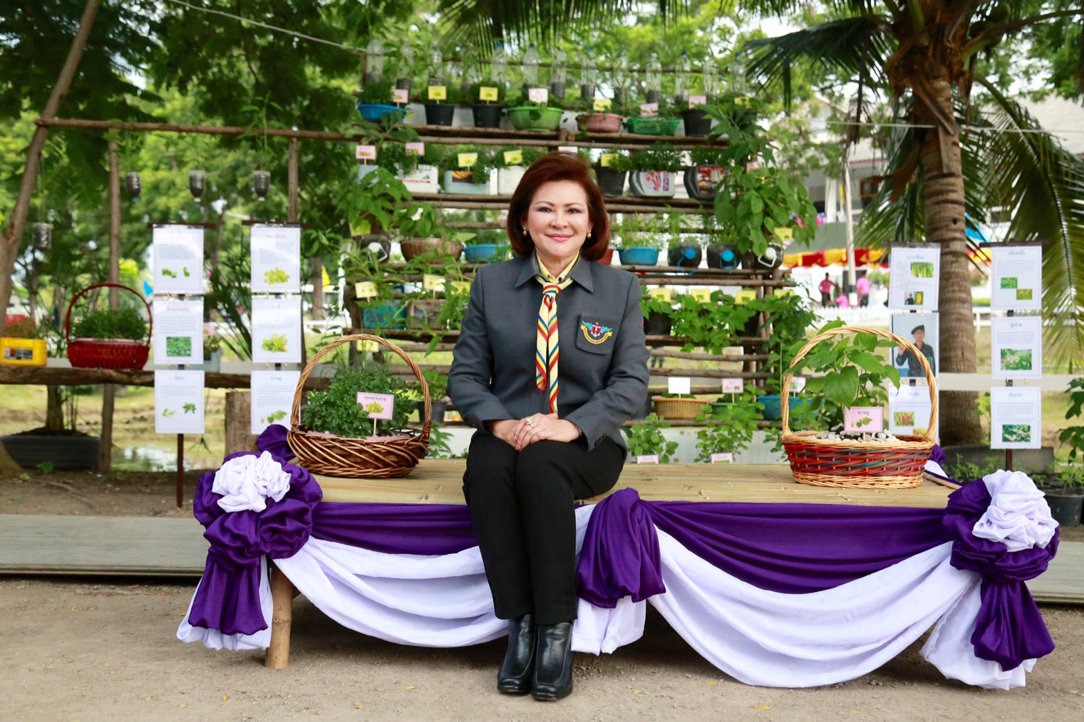 144 นายกสมาคมภริยาฯ นำคณะกรรมการสมาคมภริยาฯ เยี่ยมโครงการตามแนวพระราชดำริ พื้นที่การเรียนรู้เศรษฐกิจพอเพียง ของศูนย์อำนวยการสร้างอาวุธ จังหวัดลพบุรี