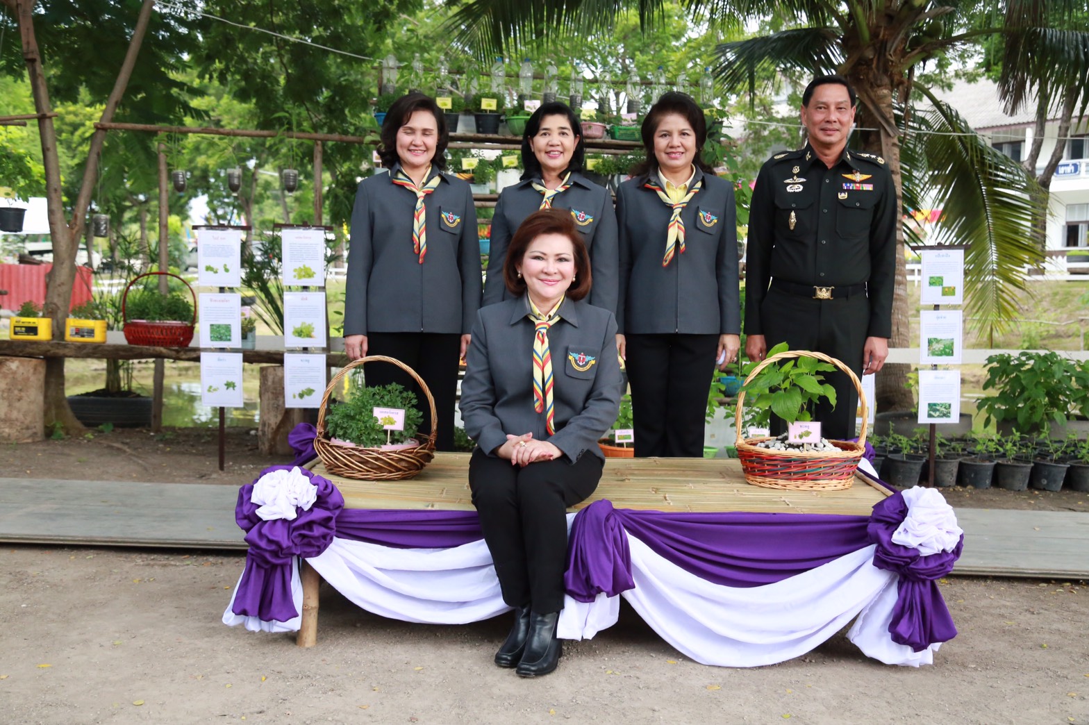 144 นายกสมาคมภริยาฯ นำคณะกรรมการสมาคมภริยาฯ เยี่ยมโครงการตามแนวพระราชดำริ พื้นที่การเรียนรู้เศรษฐกิจพอเพียง ของศูนย์อำนวยการสร้างอาวุธ จังหวัดลพบุรี