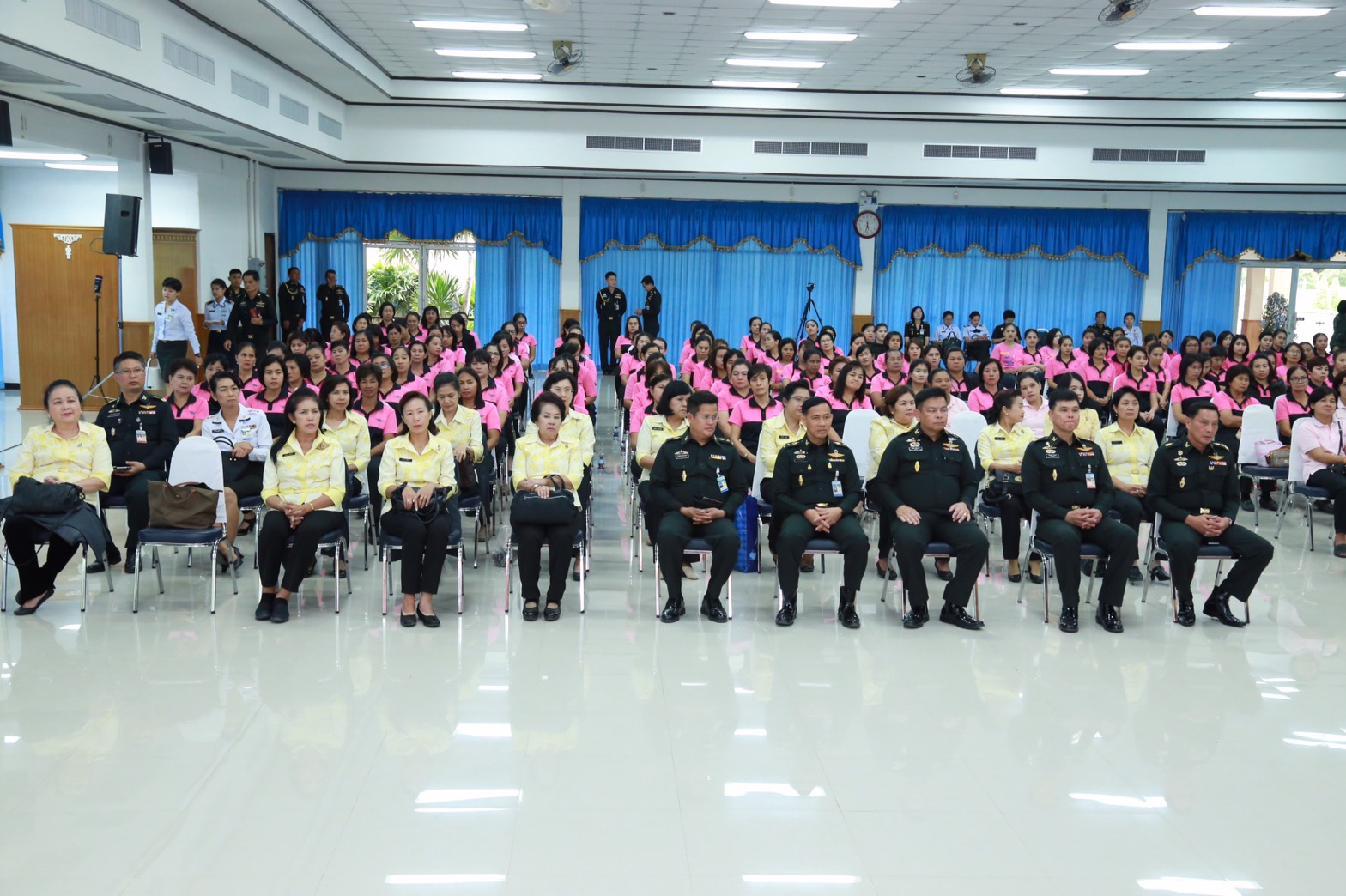 145 นายกสมาคมภริยาฯ นำคณะกรรมการสมาคมภริยาฯ เยี่ยมและทำกิจกรรมร่วมกับครอบครัวกำลังพล ตามโครงการครอบครัวอบอุ่นใจ สายใยกำลังพลรักษ์สุขภาพดีมีความสุข ของ ศูนย์อำนวยการสร้างอาวุธ จังหวัดลพบุรี