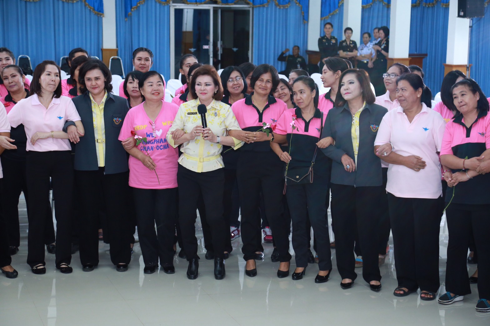 145 นายกสมาคมภริยาฯ นำคณะกรรมการสมาคมภริยาฯ เยี่ยมและทำกิจกรรมร่วมกับครอบครัวกำลังพล ตามโครงการครอบครัวอบอุ่นใจ สายใยกำลังพลรักษ์สุขภาพดีมีความสุข ของ ศูนย์อำนวยการสร้างอาวุธ จังหวัดลพบุรี
