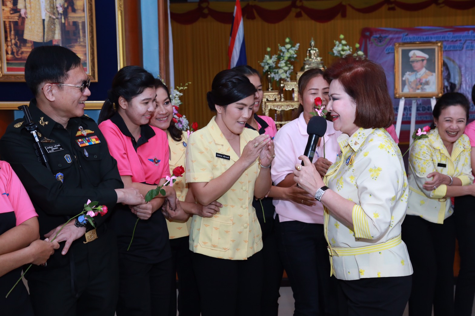 145 นายกสมาคมภริยาฯ นำคณะกรรมการสมาคมภริยาฯ เยี่ยมและทำกิจกรรมร่วมกับครอบครัวกำลังพล ตามโครงการครอบครัวอบอุ่นใจ สายใยกำลังพลรักษ์สุขภาพดีมีความสุข ของ ศูนย์อำนวยการสร้างอาวุธ จังหวัดลพบุรี