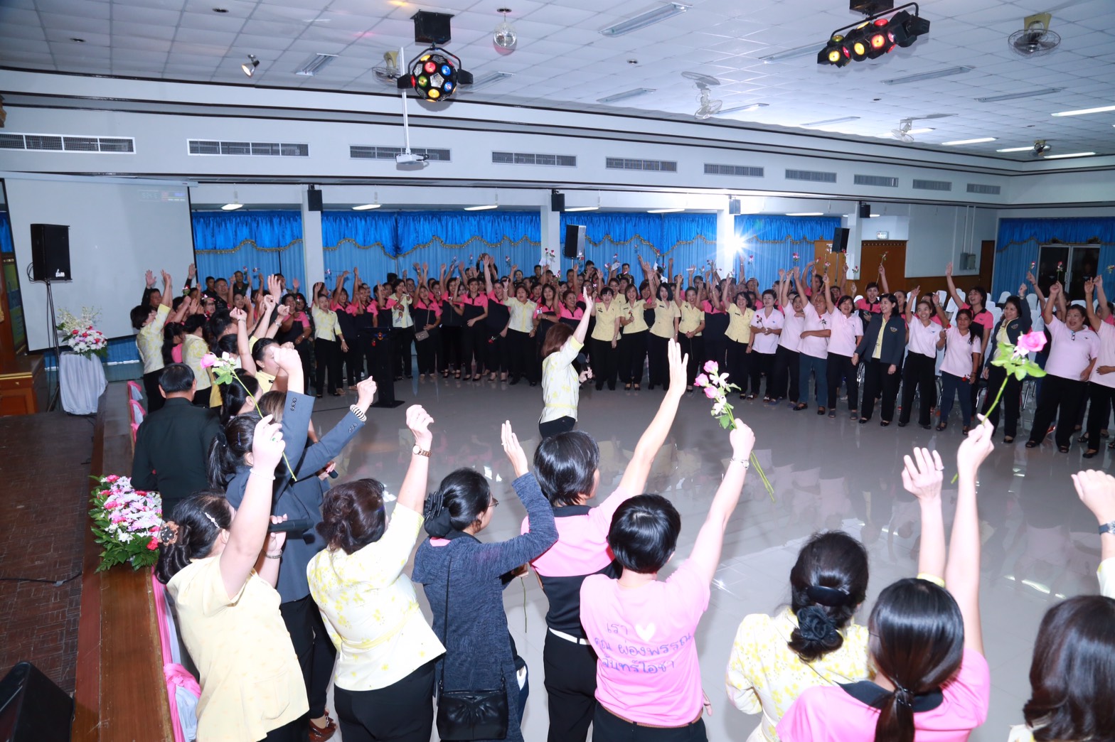 145 นายกสมาคมภริยาฯ นำคณะกรรมการสมาคมภริยาฯ เยี่ยมและทำกิจกรรมร่วมกับครอบครัวกำลังพล ตามโครงการครอบครัวอบอุ่นใจ สายใยกำลังพลรักษ์สุขภาพดีมีความสุข ของ ศูนย์อำนวยการสร้างอาวุธ จังหวัดลพบุรี