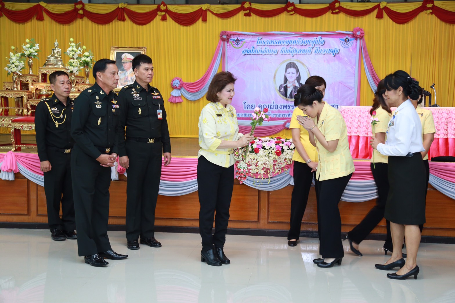 145 นายกสมาคมภริยาฯ นำคณะกรรมการสมาคมภริยาฯ เยี่ยมและทำกิจกรรมร่วมกับครอบครัวกำลังพล ตามโครงการครอบครัวอบอุ่นใจ สายใยกำลังพลรักษ์สุขภาพดีมีความสุข ของ ศูนย์อำนวยการสร้างอาวุธ จังหวัดลพบุรี