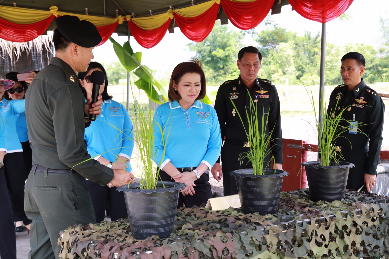 146 นายกสมาคมภริยาฯ นำคณะกรรมการสมาคมภริยาฯ ตรวจเยี่ยมโครงการรวมพลคนรักบ้านร้านศูนย์บาท ของ ศูนย์อำนวยการสร้างอาวุธ จังหวัดลพบุรี