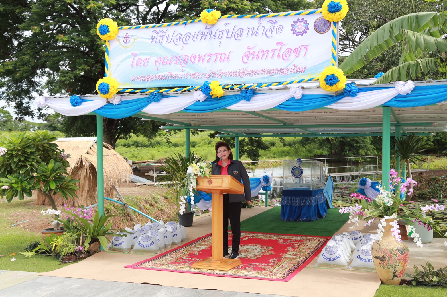 151 นายกสมาคมภริยาฯ นำคณะกรรมการสมาคมภริยาฯ เข้าเยี่ยมชมศูนย์การเรียนรู้เศรษฐกิจพอเพียงเฉลิมพระเกียรติ โรงงานวัตถุระเบิดทหาร จังหวัดนครสวรรค์