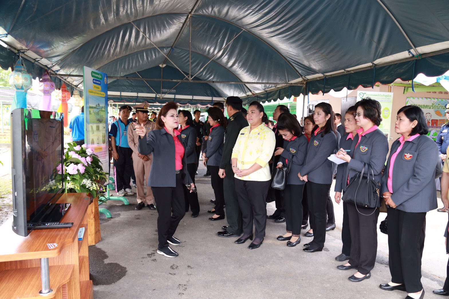 151 นายกสมาคมภริยาฯ นำคณะกรรมการสมาคมภริยาฯ เข้าเยี่ยมชมศูนย์การเรียนรู้เศรษฐกิจพอเพียงเฉลิมพระเกียรติ โรงงานวัตถุระเบิดทหาร จังหวัดนครสวรรค์