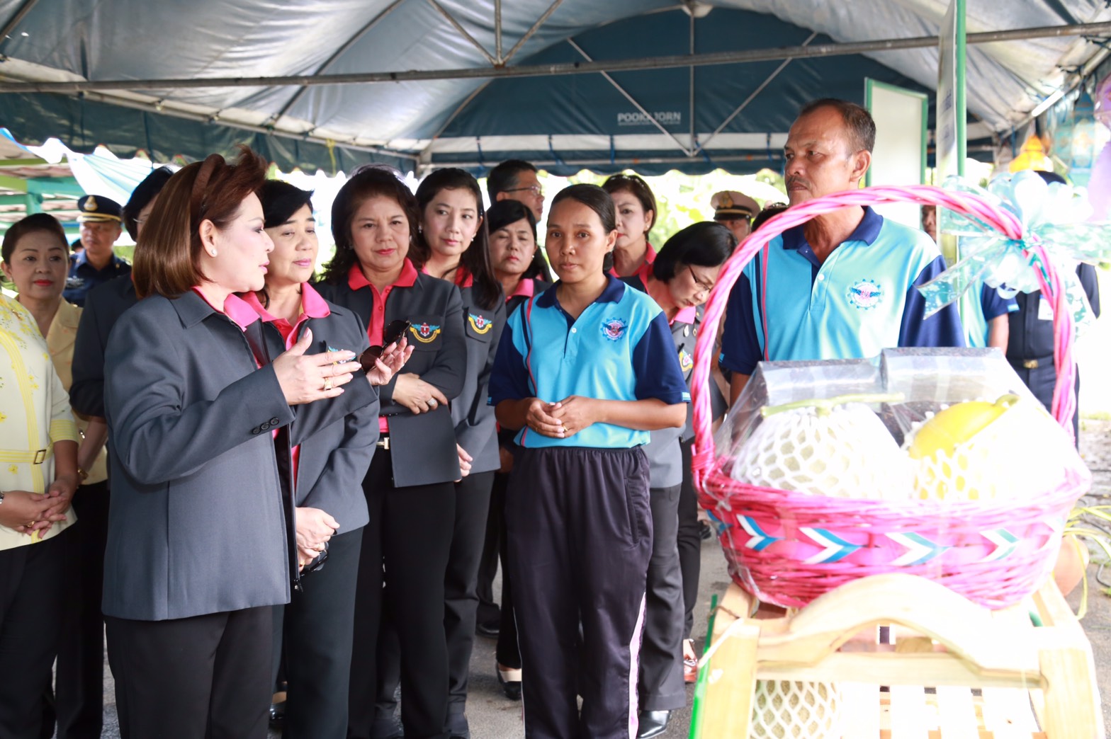 151 นายกสมาคมภริยาฯ นำคณะกรรมการสมาคมภริยาฯ เข้าเยี่ยมชมศูนย์การเรียนรู้เศรษฐกิจพอเพียงเฉลิมพระเกียรติ โรงงานวัตถุระเบิดทหาร จังหวัดนครสวรรค์