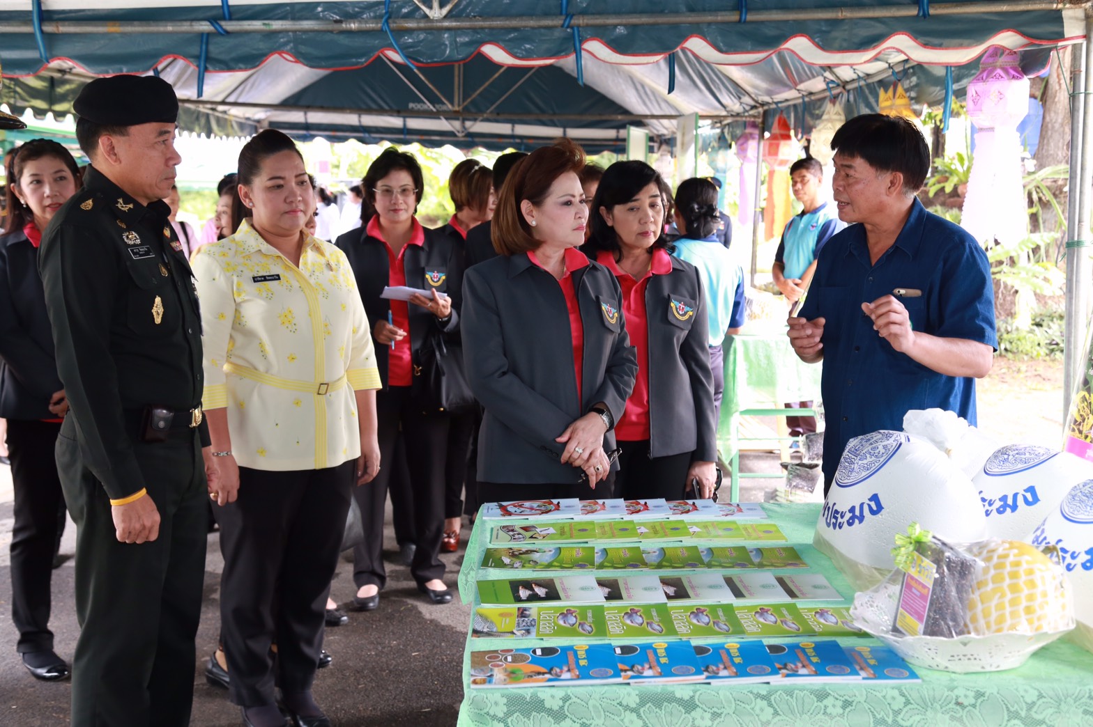 151 นายกสมาคมภริยาฯ นำคณะกรรมการสมาคมภริยาฯ เข้าเยี่ยมชมศูนย์การเรียนรู้เศรษฐกิจพอเพียงเฉลิมพระเกียรติ โรงงานวัตถุระเบิดทหาร จังหวัดนครสวรรค์