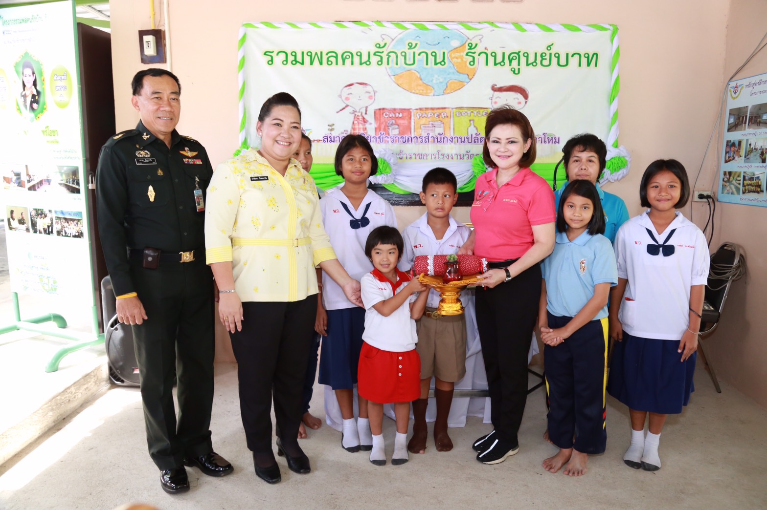 152 นายกสมาคมภริยาฯ นำคณะกรรมการสมาคมภริยาฯ ตรวจเยี่ยมโครงการ"รวมพลคนรักบ้าน ร้านศูนย์บาท" ของ โรงงานวัตถุระเบิดทหาร จังหวัดนครสวรรค์