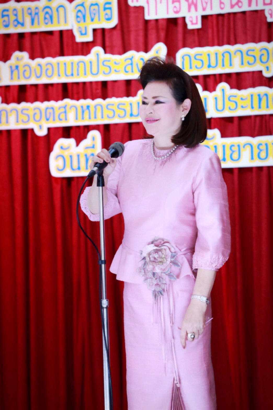 154 สมาคมภริยาฯ ร่วมกับสถาบันกันตะบุตร ได้จัดอบรมบุคลิกภาพและการพูด "หลักสูตรการพูดในที่ชุมชนสำหรับผู้บริหาร" ให้กับสมาชิกสมาคมภริยาฯ (คณะกรรมการและสมาชิกข้าราชการในสังกัด สป.รุ่นที่ 1) ณ ห้องเอนกประสงค์ กรมการอุตสาหกรรมทหาร