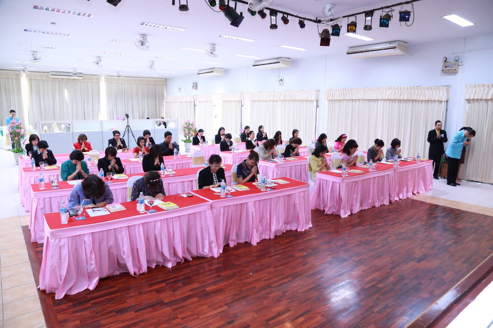 154 สมาคมภริยาฯ ร่วมกับสถาบันกันตะบุตร ได้จัดอบรมบุคลิกภาพและการพูด "หลักสูตรการพูดในที่ชุมชนสำหรับผู้บริหาร" ให้กับสมาชิกสมาคมภริยาฯ (คณะกรรมการและสมาชิกข้าราชการในสังกัด สป.รุ่นที่ 1) ณ ห้องเอนกประสงค์ กรมการอุตสาหกรรมทหาร
