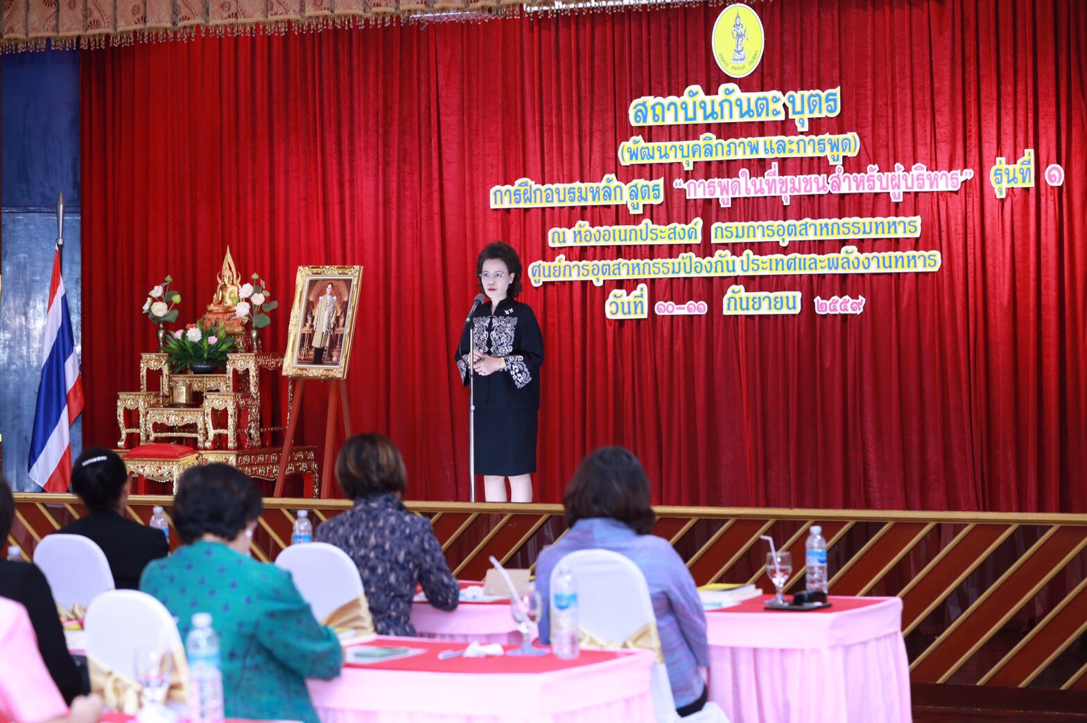 154 สมาคมภริยาฯ ร่วมกับสถาบันกันตะบุตร ได้จัดอบรมบุคลิกภาพและการพูด "หลักสูตรการพูดในที่ชุมชนสำหรับผู้บริหาร" ให้กับสมาชิกสมาคมภริยาฯ (คณะกรรมการและสมาชิกข้าราชการในสังกัด สป.รุ่นที่ 1) ณ ห้องเอนกประสงค์ กรมการอุตสาหกรรมทหาร