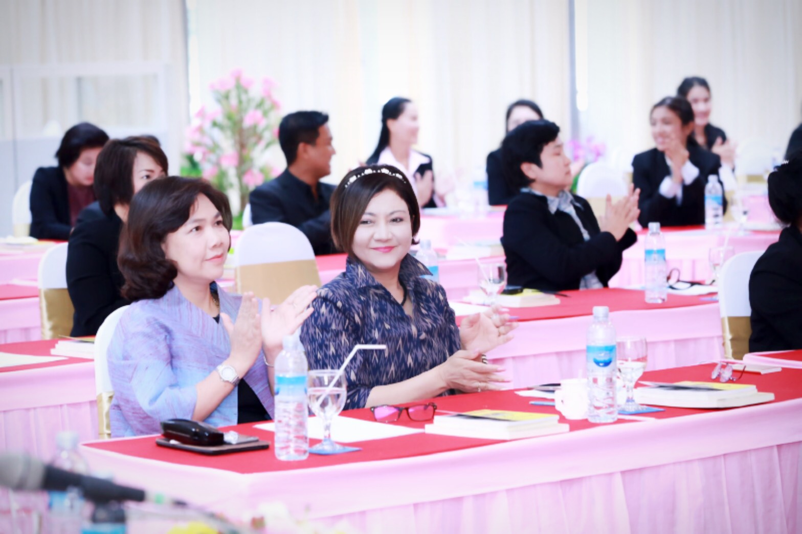 154 สมาคมภริยาฯ ร่วมกับสถาบันกันตะบุตร ได้จัดอบรมบุคลิกภาพและการพูด "หลักสูตรการพูดในที่ชุมชนสำหรับผู้บริหาร" ให้กับสมาชิกสมาคมภริยาฯ (คณะกรรมการและสมาชิกข้าราชการในสังกัด สป.รุ่นที่ 1) ณ ห้องเอนกประสงค์ กรมการอุตสาหกรรมทหาร