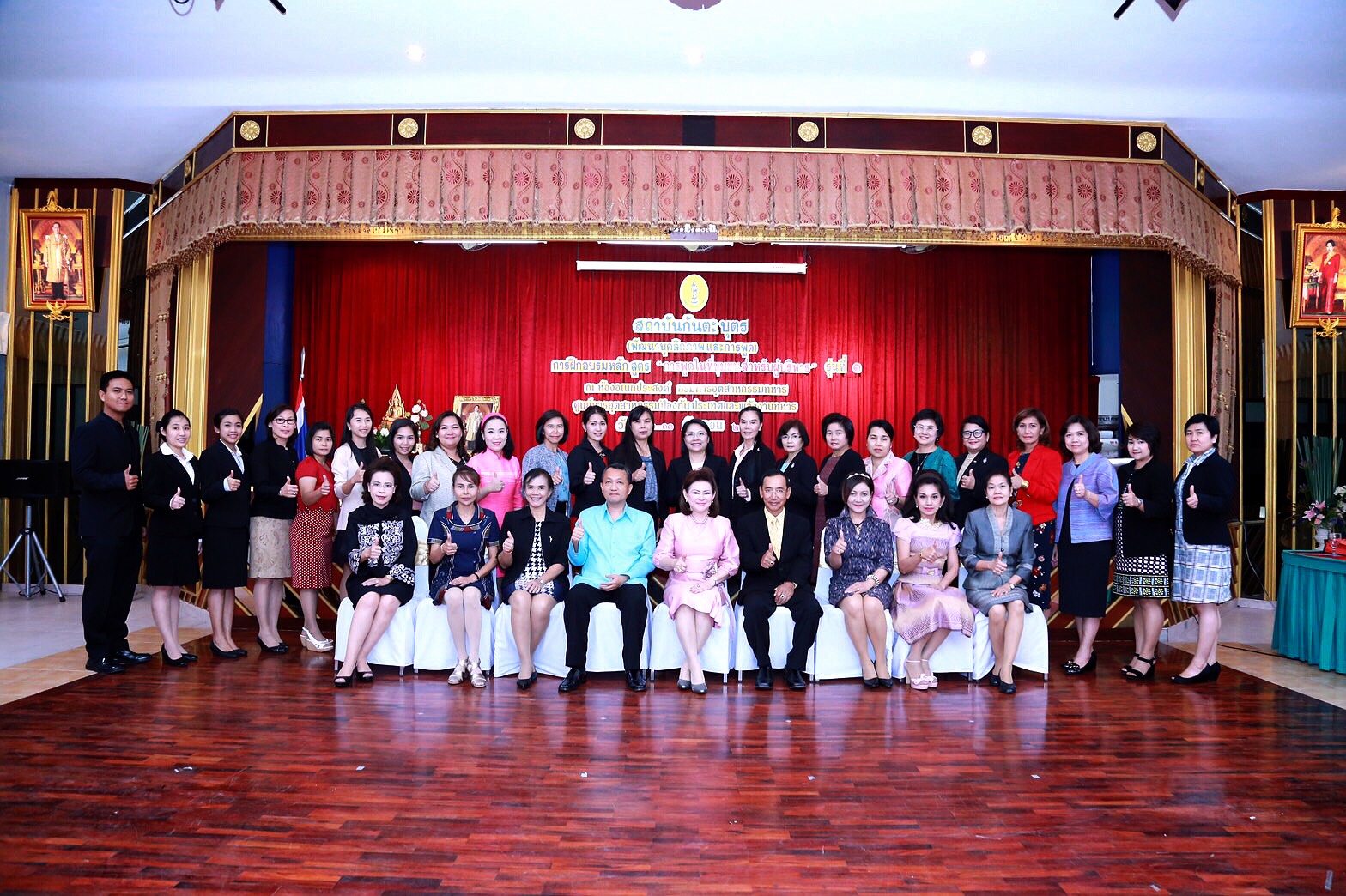 154 สมาคมภริยาฯ ร่วมกับสถาบันกันตะบุตร ได้จัดอบรมบุคลิกภาพและการพูด "หลักสูตรการพูดในที่ชุมชนสำหรับผู้บริหาร" ให้กับสมาชิกสมาคมภริยาฯ (คณะกรรมการและสมาชิกข้าราชการในสังกัด สป.รุ่นที่ 1) ณ ห้องเอนกประสงค์ กรมการอุตสาหกรรมทหาร