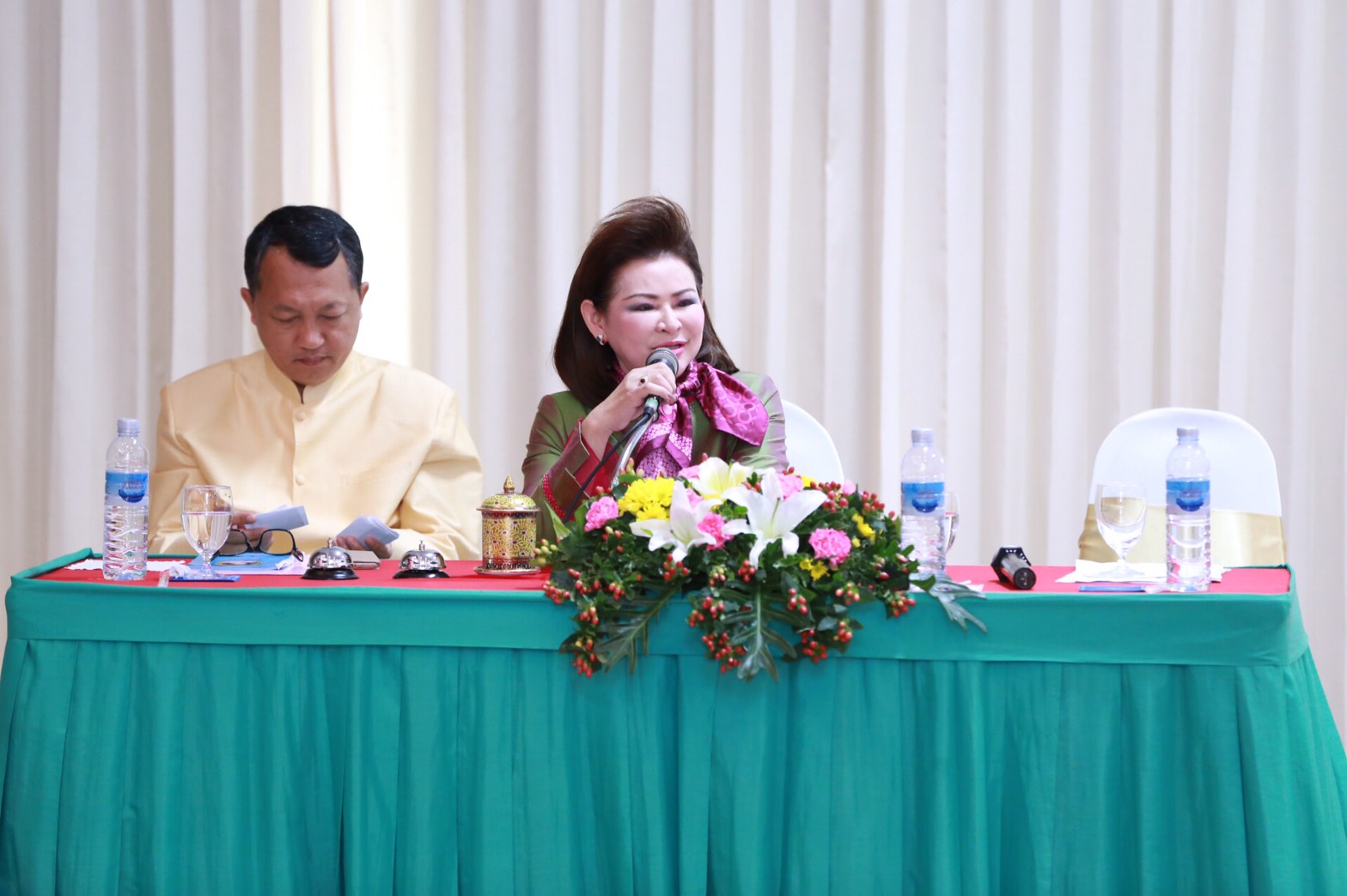 154 สมาคมภริยาฯ ร่วมกับสถาบันกันตะบุตร ได้จัดอบรมบุคลิกภาพและการพูด "หลักสูตรการพูดในที่ชุมชนสำหรับผู้บริหาร" ให้กับสมาชิกสมาคมภริยาฯ (คณะกรรมการและสมาชิกข้าราชการในสังกัด สป.รุ่นที่ 1) ณ ห้องเอนกประสงค์ กรมการอุตสาหกรรมทหาร