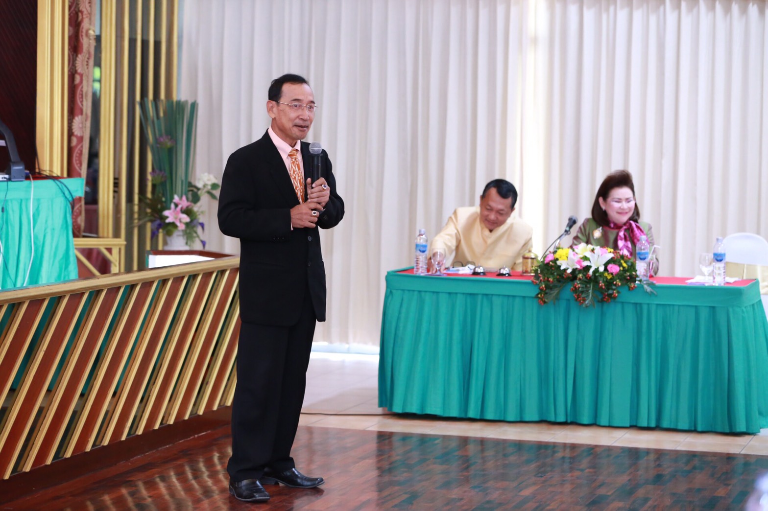 154 สมาคมภริยาฯ ร่วมกับสถาบันกันตะบุตร ได้จัดอบรมบุคลิกภาพและการพูด "หลักสูตรการพูดในที่ชุมชนสำหรับผู้บริหาร" ให้กับสมาชิกสมาคมภริยาฯ (คณะกรรมการและสมาชิกข้าราชการในสังกัด สป.รุ่นที่ 1) ณ ห้องเอนกประสงค์ กรมการอุตสาหกรรมทหาร
