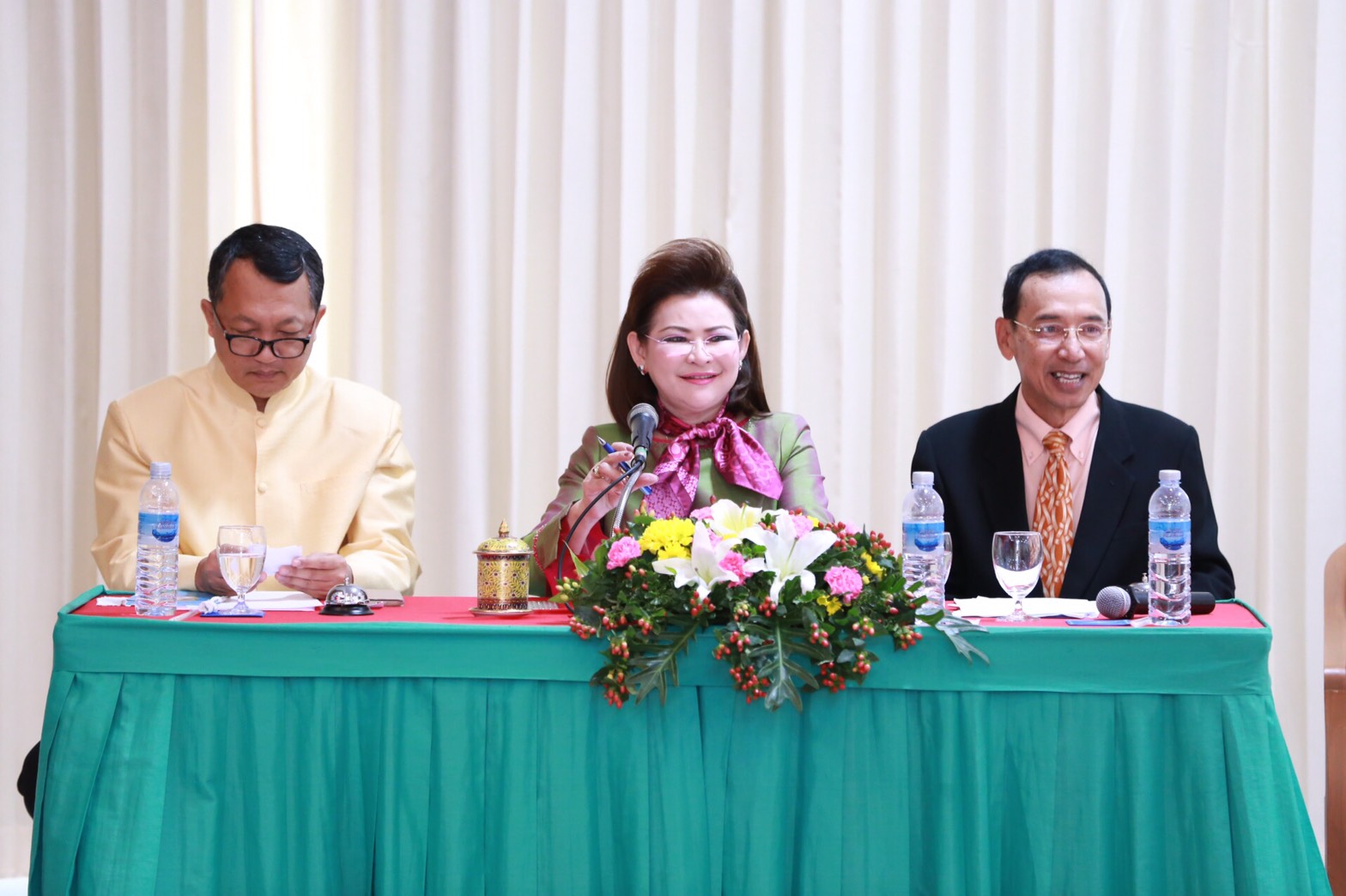154 สมาคมภริยาฯ ร่วมกับสถาบันกันตะบุตร ได้จัดอบรมบุคลิกภาพและการพูด "หลักสูตรการพูดในที่ชุมชนสำหรับผู้บริหาร" ให้กับสมาชิกสมาคมภริยาฯ (คณะกรรมการและสมาชิกข้าราชการในสังกัด สป.รุ่นที่ 1) ณ ห้องเอนกประสงค์ กรมการอุตสาหกรรมทหาร