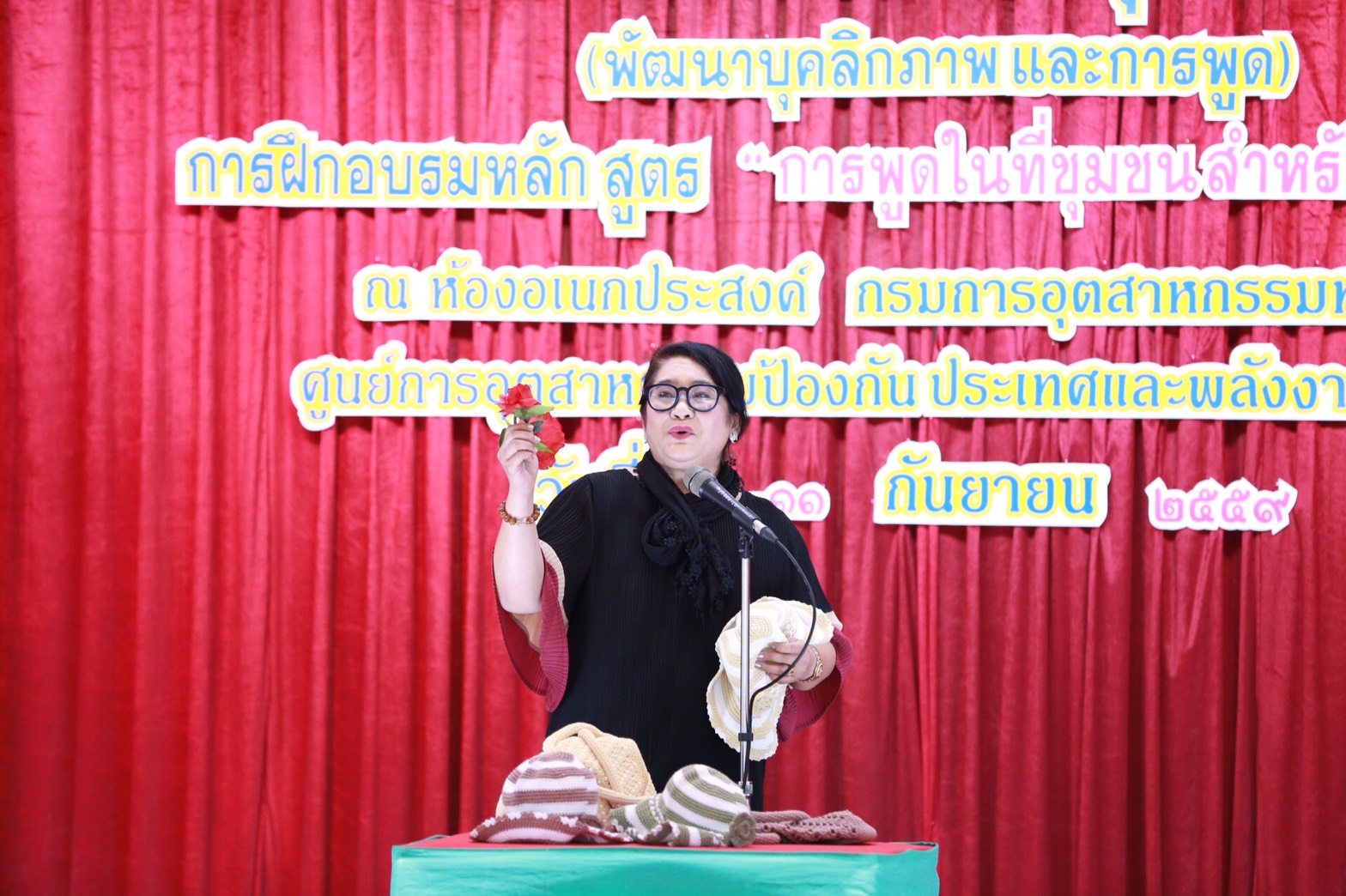154 สมาคมภริยาฯ ร่วมกับสถาบันกันตะบุตร ได้จัดอบรมบุคลิกภาพและการพูด "หลักสูตรการพูดในที่ชุมชนสำหรับผู้บริหาร" ให้กับสมาชิกสมาคมภริยาฯ (คณะกรรมการและสมาชิกข้าราชการในสังกัด สป.รุ่นที่ 1) ณ ห้องเอนกประสงค์ กรมการอุตสาหกรรมทหาร