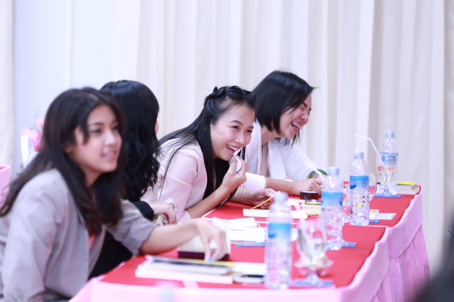 154 สมาคมภริยาฯ ร่วมกับสถาบันกันตะบุตร ได้จัดอบรมบุคลิกภาพและการพูด "หลักสูตรการพูดในที่ชุมชนสำหรับผู้บริหาร" ให้กับสมาชิกสมาคมภริยาฯ (คณะกรรมการและสมาชิกข้าราชการในสังกัด สป.รุ่นที่ 1) ณ ห้องเอนกประสงค์ กรมการอุตสาหกรรมทหาร