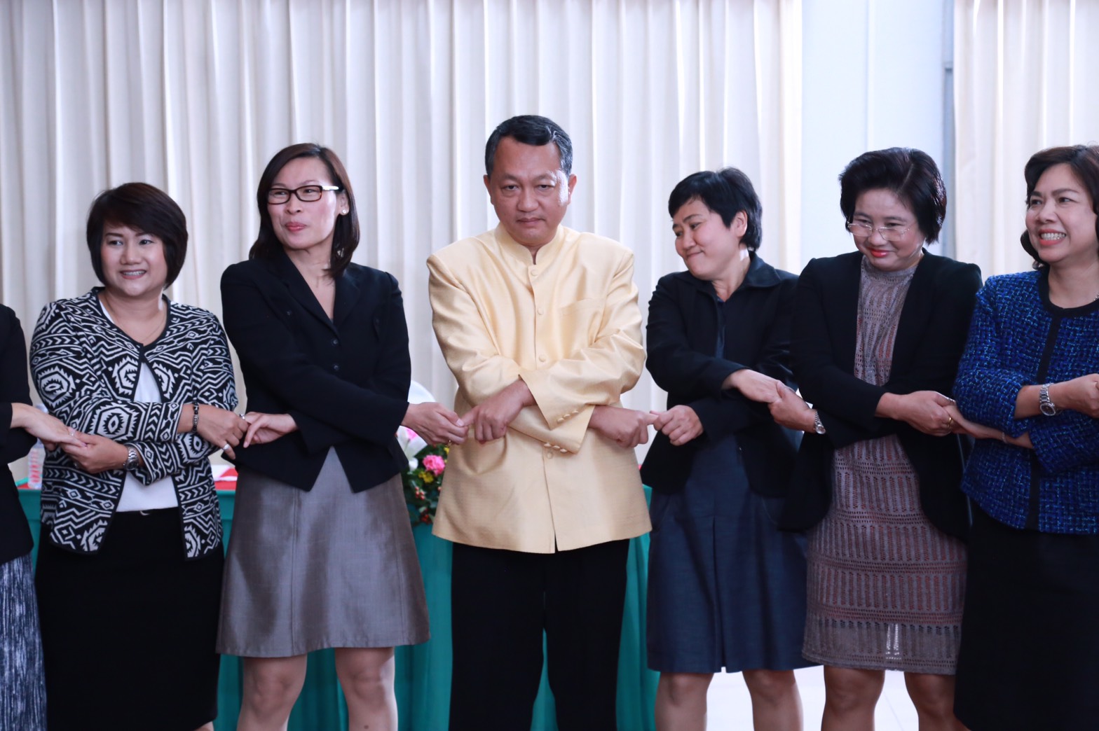 154 สมาคมภริยาฯ ร่วมกับสถาบันกันตะบุตร ได้จัดอบรมบุคลิกภาพและการพูด "หลักสูตรการพูดในที่ชุมชนสำหรับผู้บริหาร" ให้กับสมาชิกสมาคมภริยาฯ (คณะกรรมการและสมาชิกข้าราชการในสังกัด สป.รุ่นที่ 1) ณ ห้องเอนกประสงค์ กรมการอุตสาหกรรมทหาร