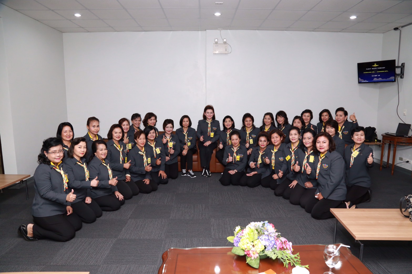156 นายกสมาคมภริยาฯ นำคณะกรรมการสมาคมภริยาฯ เดินทางเข้า ตรวจเยี่ยมศูนย์พัฒนาปิโตเลียมภาคเหนือกรมการพลังงานทหาร พร้อมทั้งร่วมกิจกรรมปลูกต้นไม้และมอบฝายชะลอน้ำ