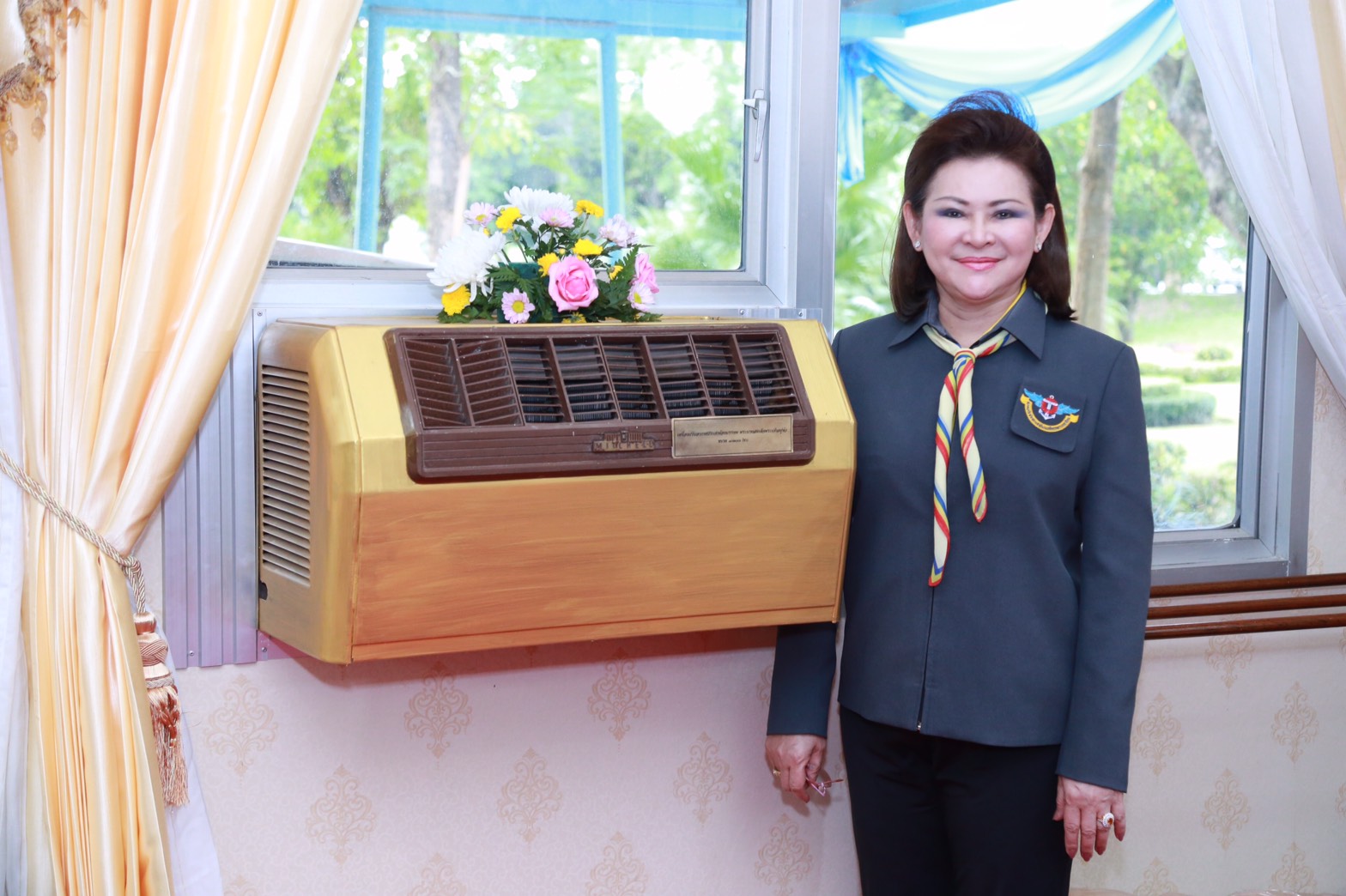 160 นายกสมาคมภริยาฯ เป็นประธานในพิธีเปิดอาคารของใช้ส่วนพระองค์ สมเด็จพระศรีนครินทราบรมราชชนนีพระบาทสมเด็จพระเจ้าอยู่หัวและสมเด็จพระนางเจ้าฯพระบรมราชินีนาถ เมื่อครั้งเสด็จพระราชดำเนินเยี่ยมประชาชนและข้าราชการในพื้นที่ อ.ฝาง จ.เชียงใหม่