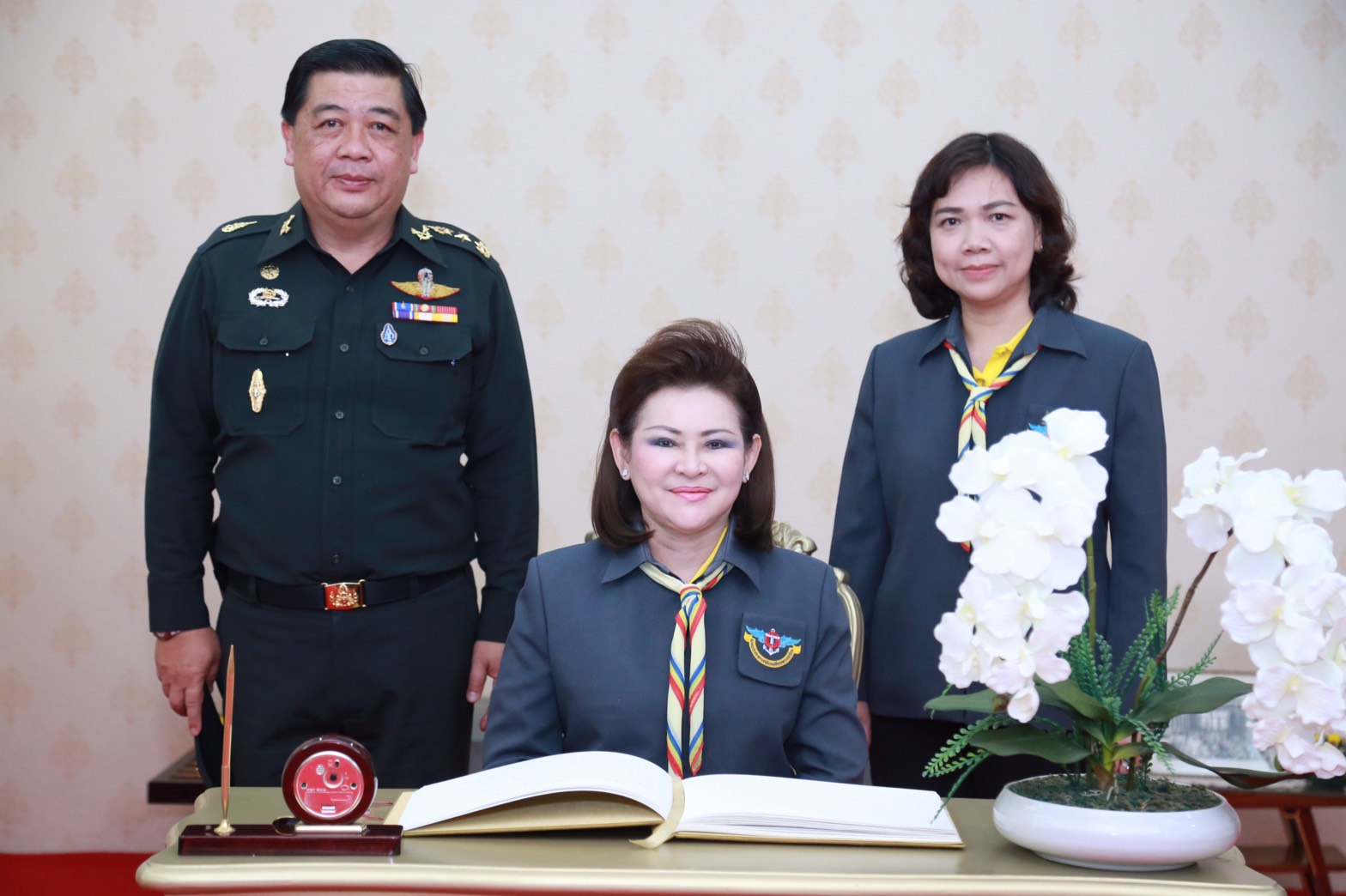160 นายกสมาคมภริยาฯ เป็นประธานในพิธีเปิดอาคารของใช้ส่วนพระองค์ สมเด็จพระศรีนครินทราบรมราชชนนีพระบาทสมเด็จพระเจ้าอยู่หัวและสมเด็จพระนางเจ้าฯพระบรมราชินีนาถ เมื่อครั้งเสด็จพระราชดำเนินเยี่ยมประชาชนและข้าราชการในพื้นที่ อ.ฝาง จ.เชียงใหม่