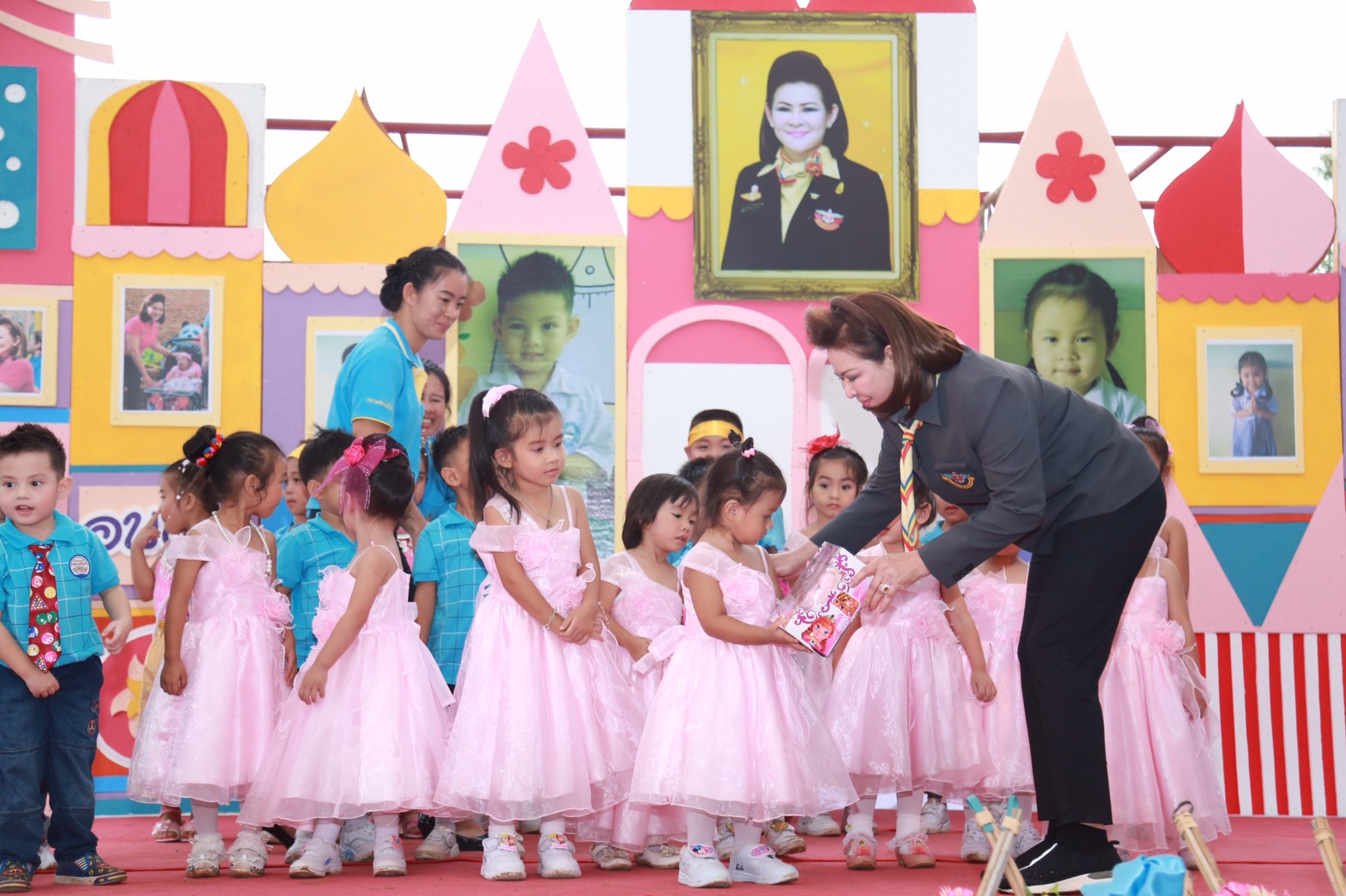 161 นายกสมาคมภริยาฯ นำคณะกรรมการสมาคมภริยาฯ พบปะครอบครัวกำลังพล ตามโครงการครอบครัวอบอุ่นใจ สายใยกำลังพล รักษ์สุขภาพดีมีความสุข ที่ศูนย์พัฒนาปิโตรเลียมภาคเหนือ