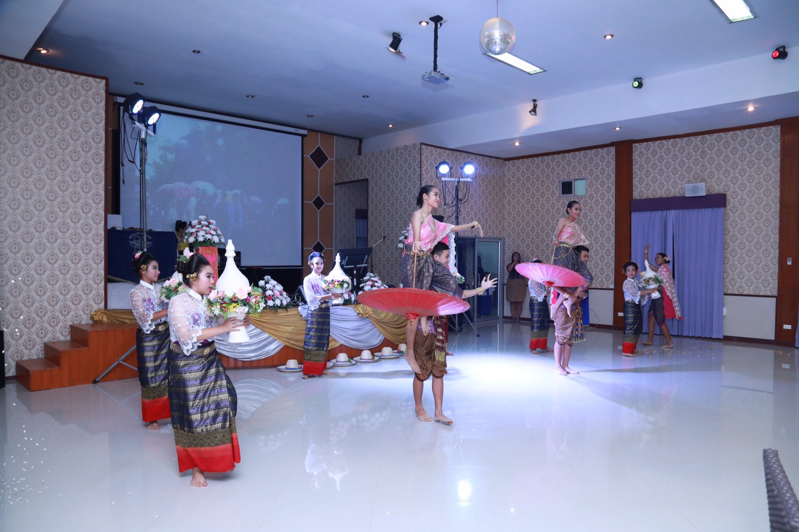 162 นายกสมาคมภริยาฯ นำคณะกรรมการสมาคมภริยาฯ ร่วมงานเลี้ยงในโอกาสเดินทางมาตรวจเยี่ยมโครงการ ๔+๑ ณ.อาคารบุญญะศิริ ศูนย์พัฒนาปิโตรเลียมภาคเหนือ