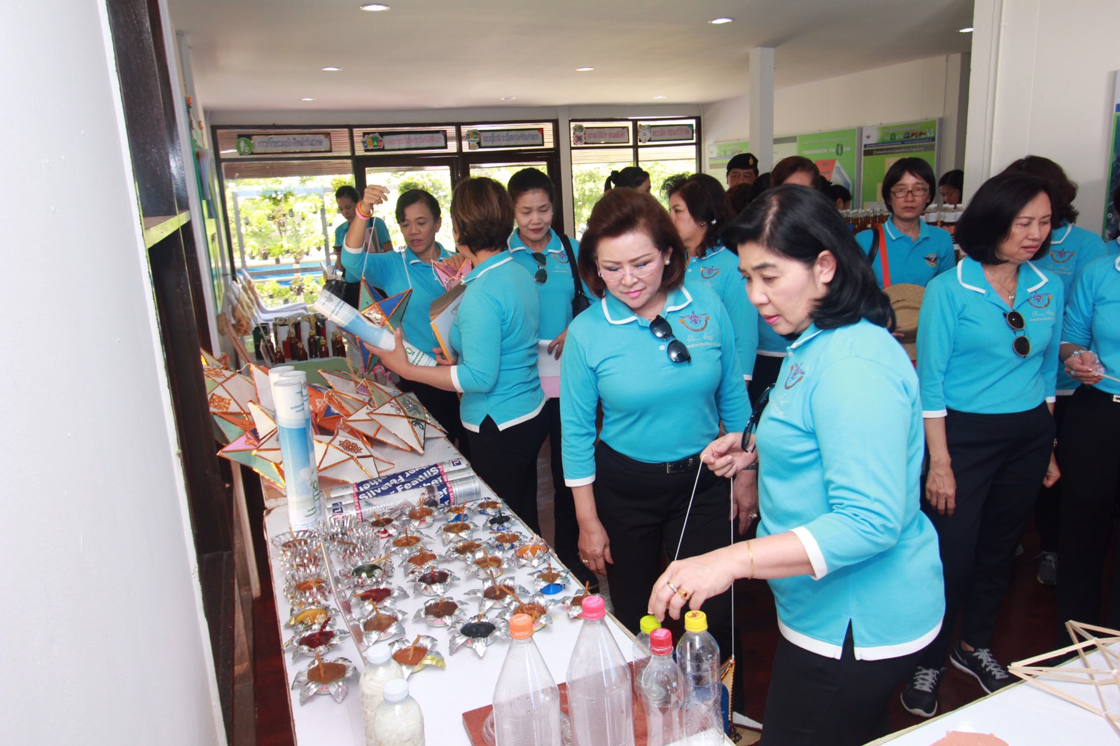 163 นายกสมาคมภริยาฯ นำคณะกรรมการสมาคมภริยาฯ ตรวจเยี่ยม "โครงการรวมพลคนรักบ้าน ร้านศูนย์บาท" ของศูนย์พัฒนาปิโตรเลียมภาคเหนือ