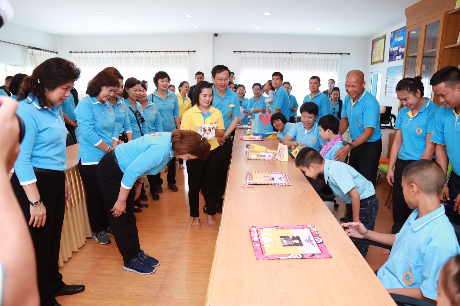165 นายกสมาคมภริยาฯ นำคณะกรรมการสมาคมฯ เยี่ยมชมโครงการ "ศูนย์ส่งเสริมความรู้สู่อนาคต" และ โครงการ "สานรักสานฝันรางวัลแด่น้อง" ของศูนย์พัฒนาปิโตรเลียมภาคเหนือ