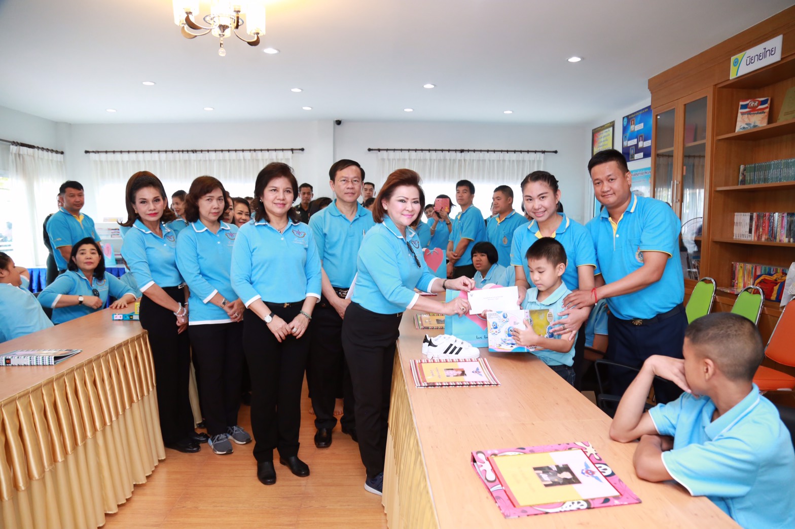165 นายกสมาคมภริยาฯ นำคณะกรรมการสมาคมฯ เยี่ยมชมโครงการ "ศูนย์ส่งเสริมความรู้สู่อนาคต" และ โครงการ "สานรักสานฝันรางวัลแด่น้อง" ของศูนย์พัฒนาปิโตรเลียมภาคเหนือ