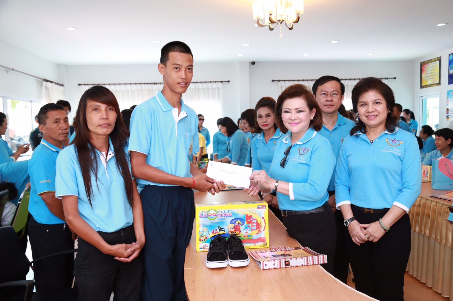165 นายกสมาคมภริยาฯ นำคณะกรรมการสมาคมฯ เยี่ยมชมโครงการ "ศูนย์ส่งเสริมความรู้สู่อนาคต" และ โครงการ "สานรักสานฝันรางวัลแด่น้อง" ของศูนย์พัฒนาปิโตรเลียมภาคเหนือ