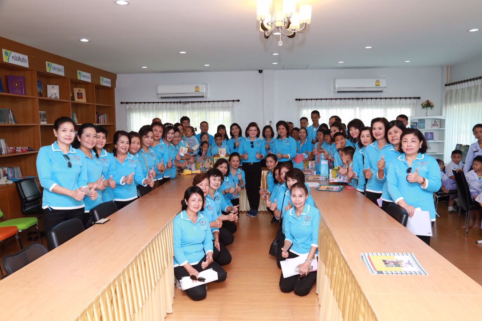 165 นายกสมาคมภริยาฯ นำคณะกรรมการสมาคมฯ เยี่ยมชมโครงการ "ศูนย์ส่งเสริมความรู้สู่อนาคต" และ โครงการ "สานรักสานฝันรางวัลแด่น้อง" ของศูนย์พัฒนาปิโตรเลียมภาคเหนือ